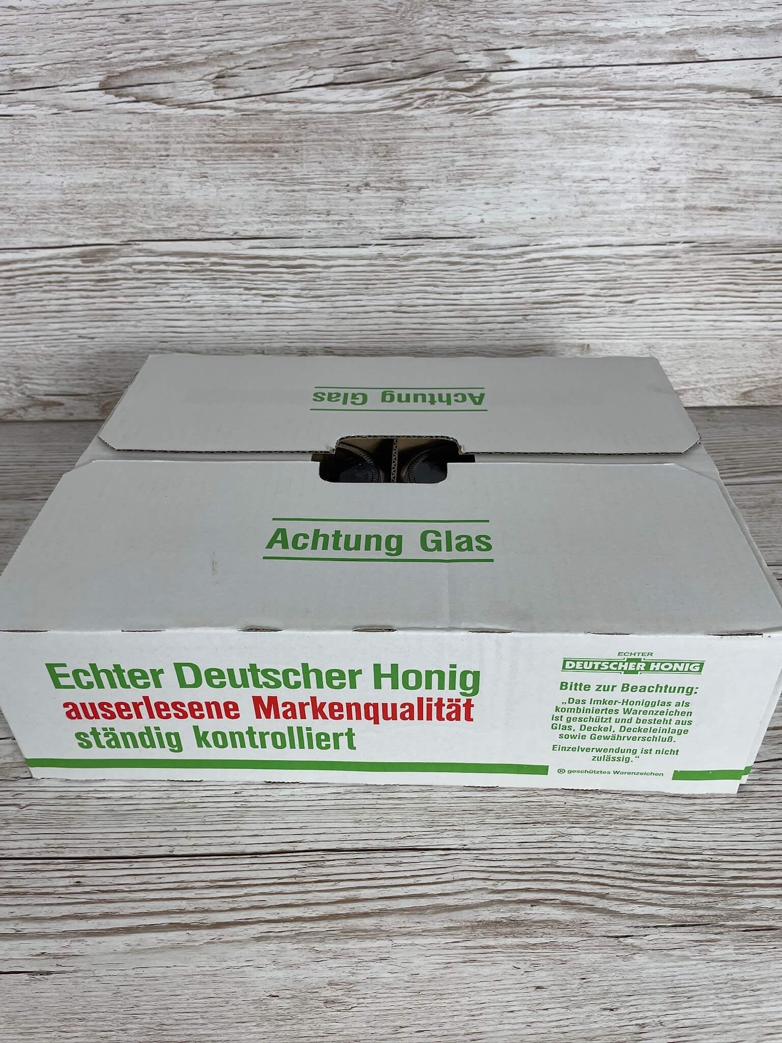 Original DIB Honigglas 500g mit goldfarbenem Kunststoffdeckel und Bienenkorb-Prägung – 12er Karton