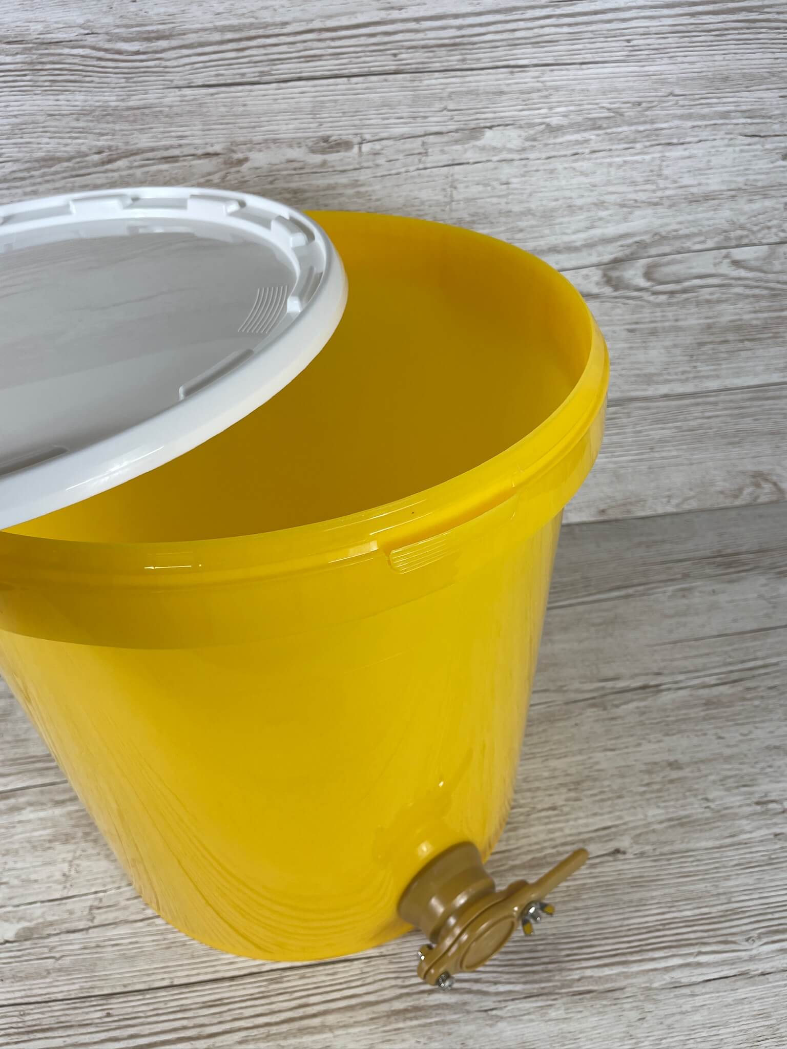 Innenansicht des konischen und stapelbaren 40kg Honig Hobbocks bei Imkereibedarf Altools