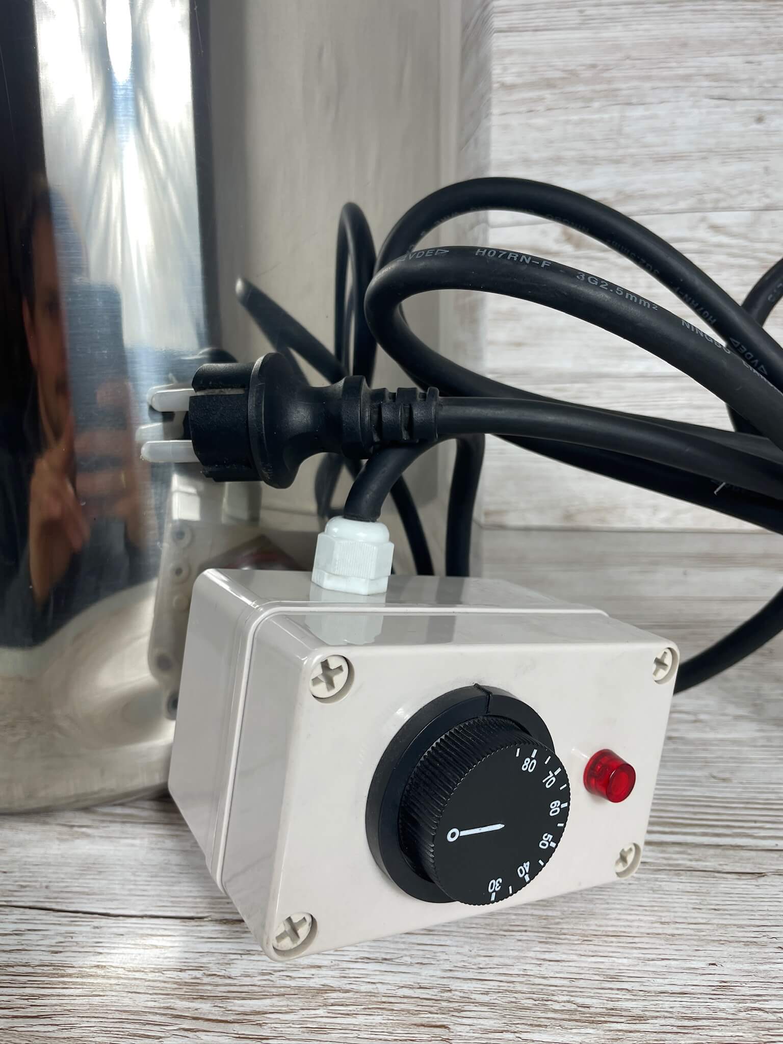 Analoge Temperaturregelung und Thermostat der beheizten ApiCera Wachspresse zur präzisen Einstellung des Heizsystems.