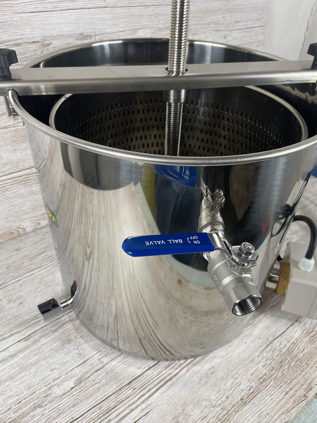 Beheizte ApiCera Wachs- und Tresterpresse 45L aus Edelstahl mit stabiler Spindelpresse und analogen Bedienelementen für die professionelle Wachsgewinnung.