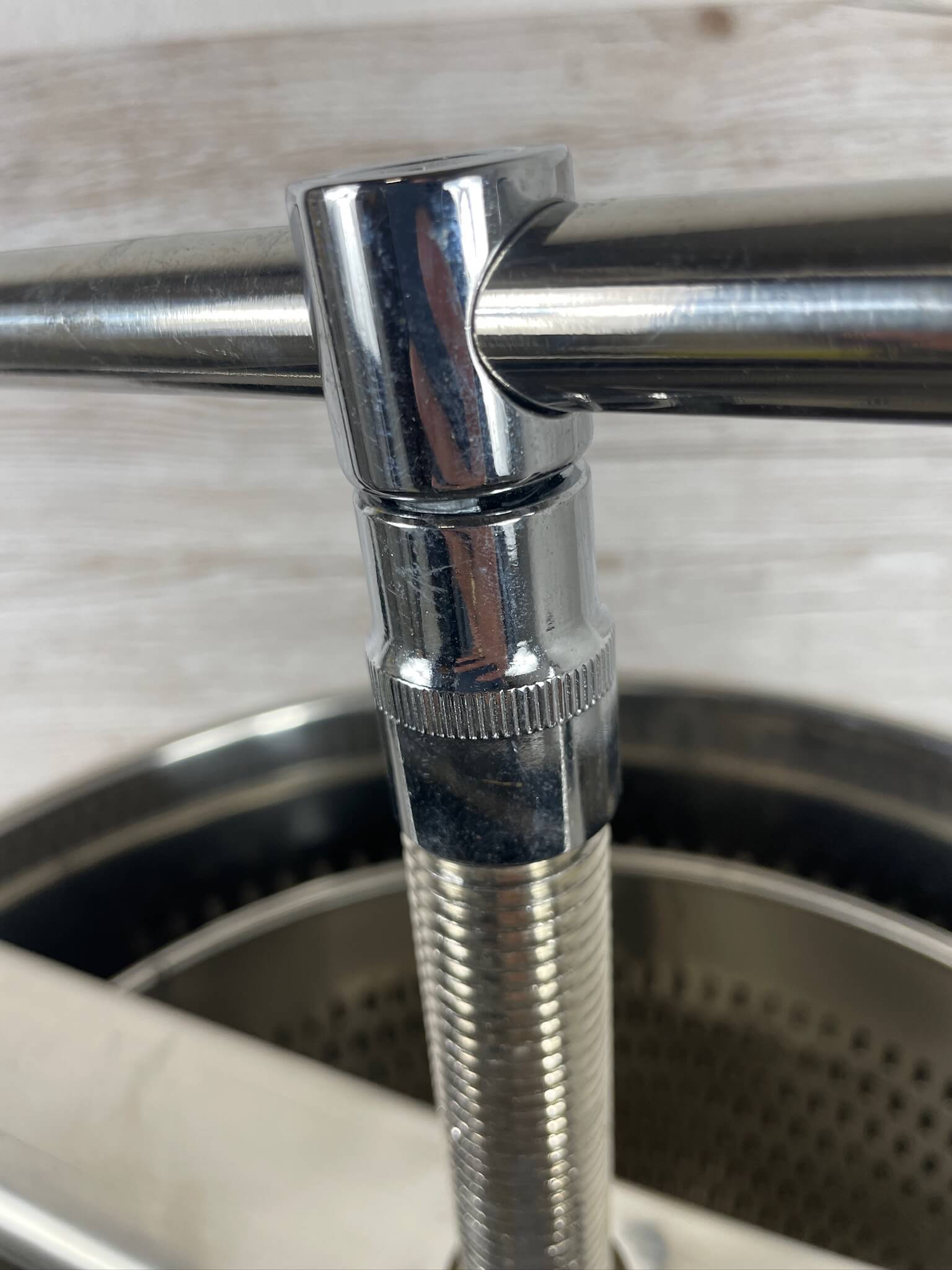 Detailansicht der robusten Edelstahl Spindel der ApiCera Tresterpresse bei Imkereibedarf Altools