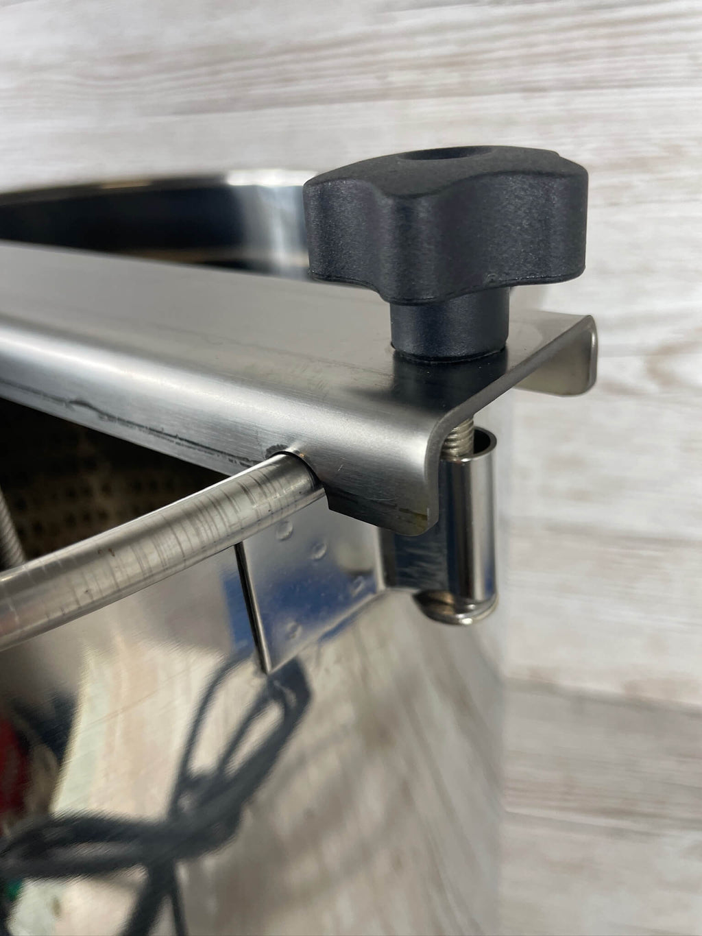Detailafoto der robusten Edelstahl Verschraubung der Spindelhalterung der ApiCera Tresterpresse bei Imkereibedarf Altools