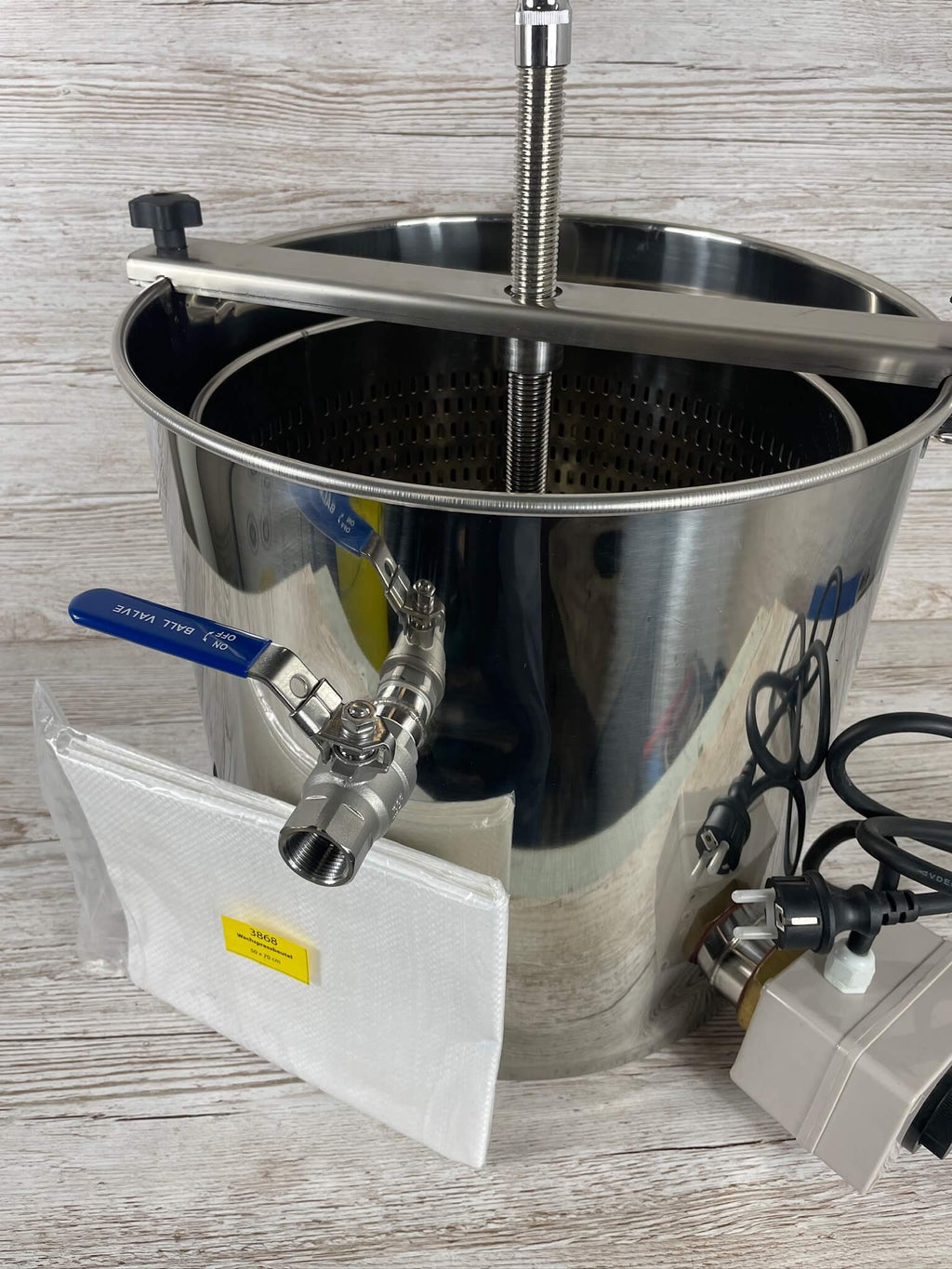 Beheizbare ApiCera Wachs- und Tresterpresse 45L aus Edelstahl mit massiver Spindelpresse und analogen Bedienelementen für die professionelle Wachsgewinnung. Mitgeliefertes Zubehör Wachspressbeutel.