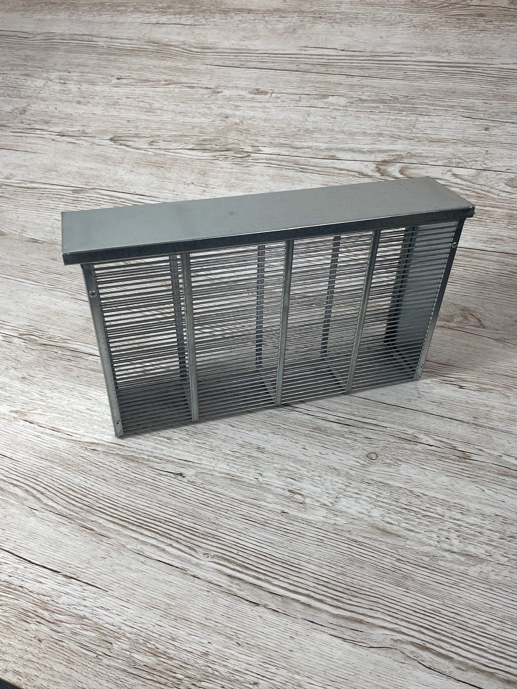 Bannwabentasche MAXI für 2 Rähmchen verzinkt für Varoa Brutstopp mit dem Deckel aufgesetzt