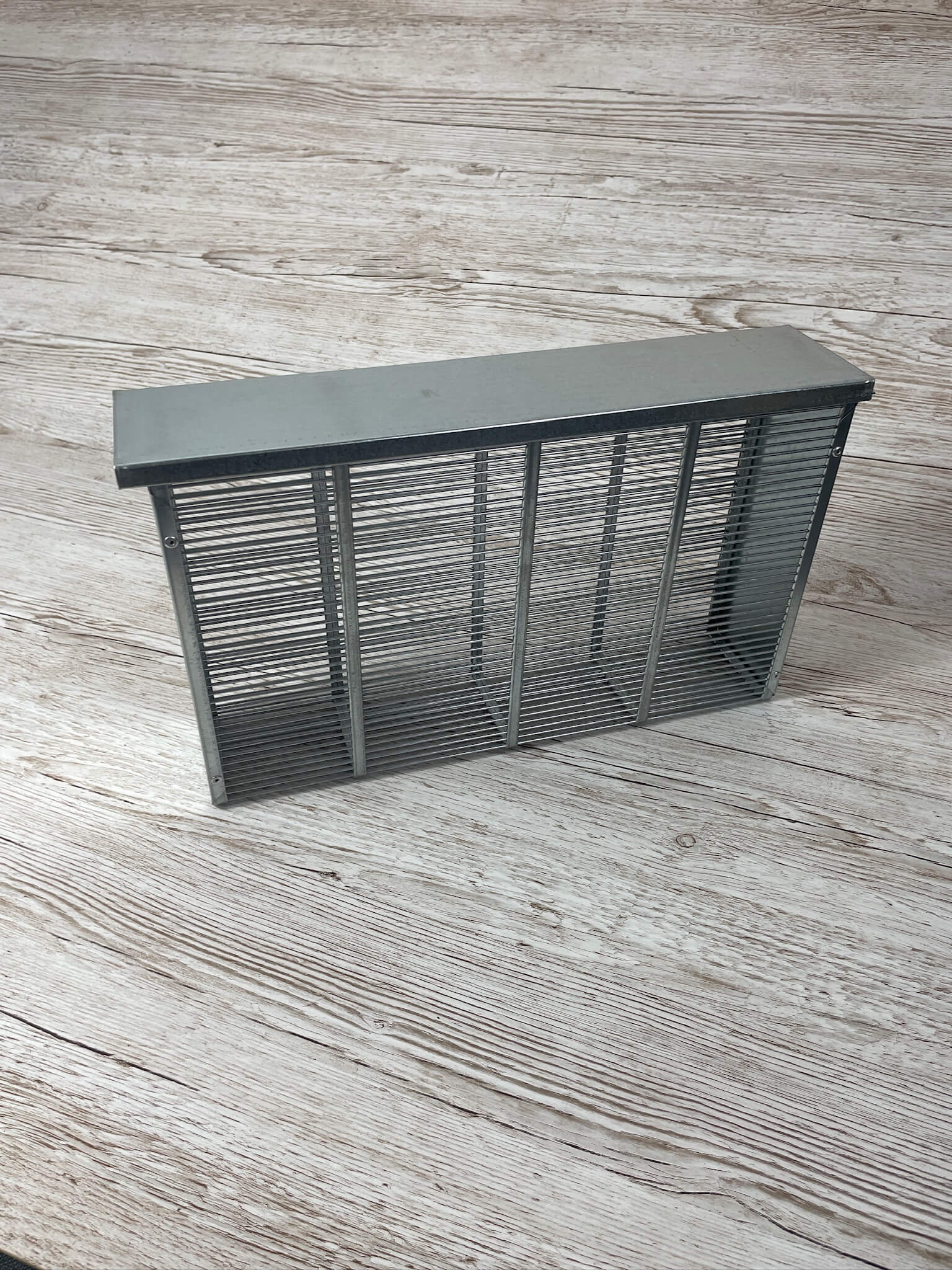 Bannwabentasche MAXI für 2 Rähmchen verzinkt für Varoa Brutstopp mit dem Deckel aufgesetzt