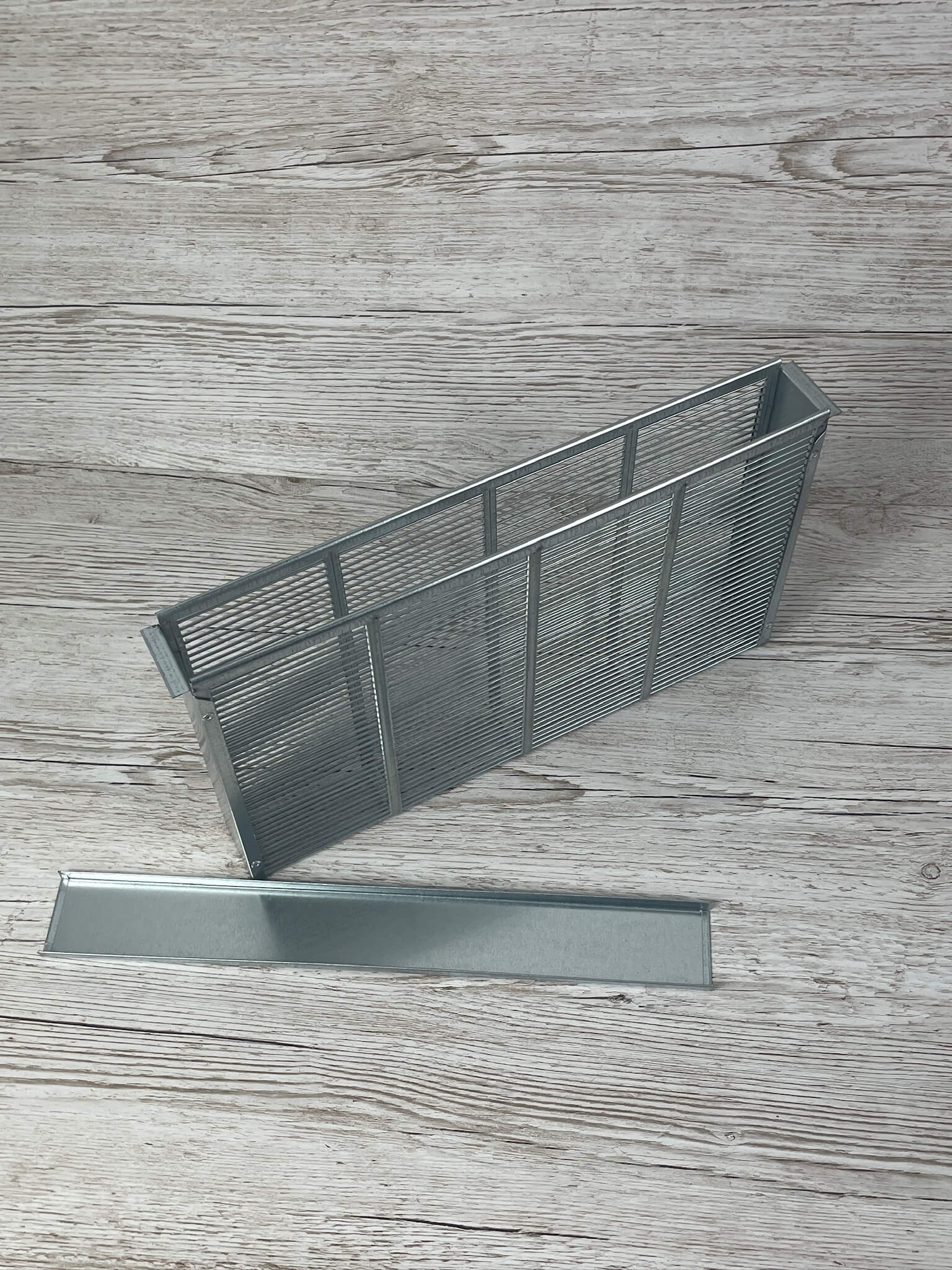 leere Bannwabentasche für 1 Rähmchen DNM verzinkt für Varoa Brutstopp mit dem Deckel daneben liegend