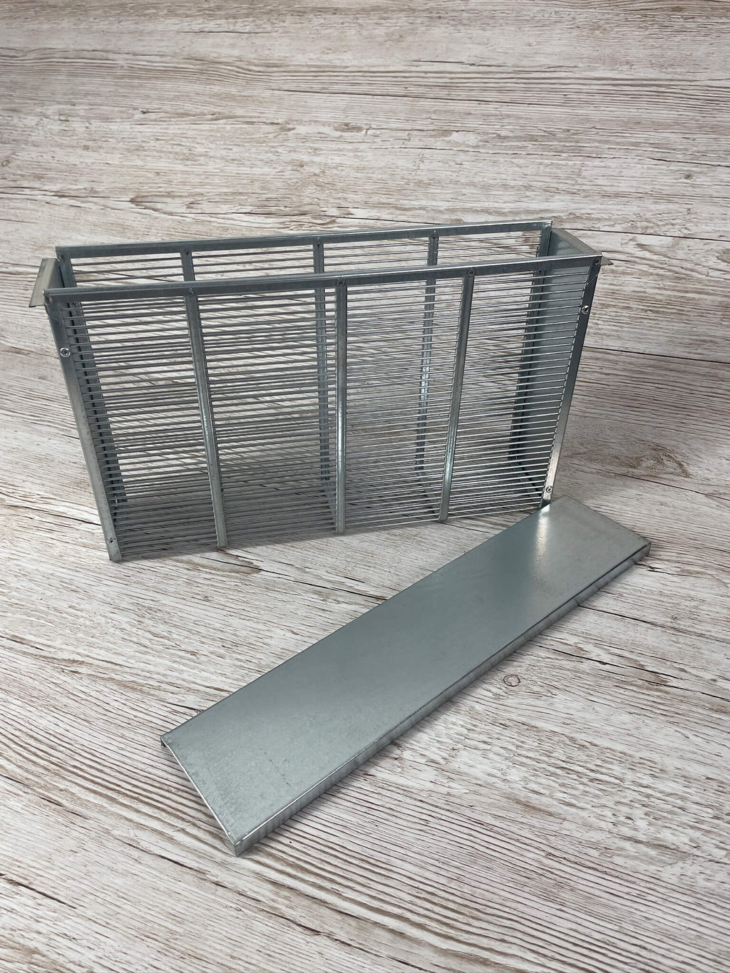 Bannwabentasche MAXI verzinkt für Varoa Brutstopp mit dem Deckel daneben