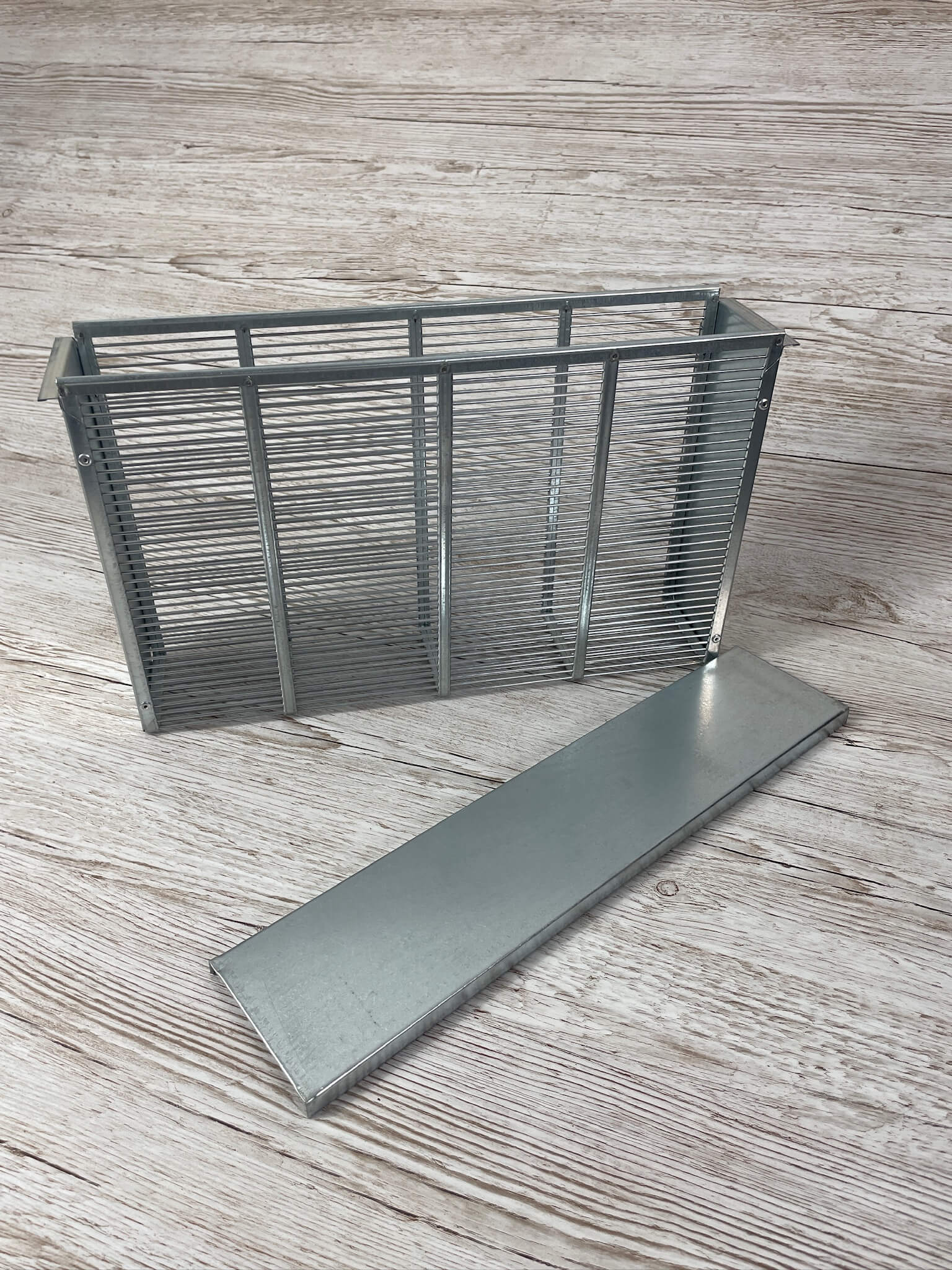 Bannwabentasche MAXI verzinkt für Varoa Brutstopp mit dem Deckel daneben