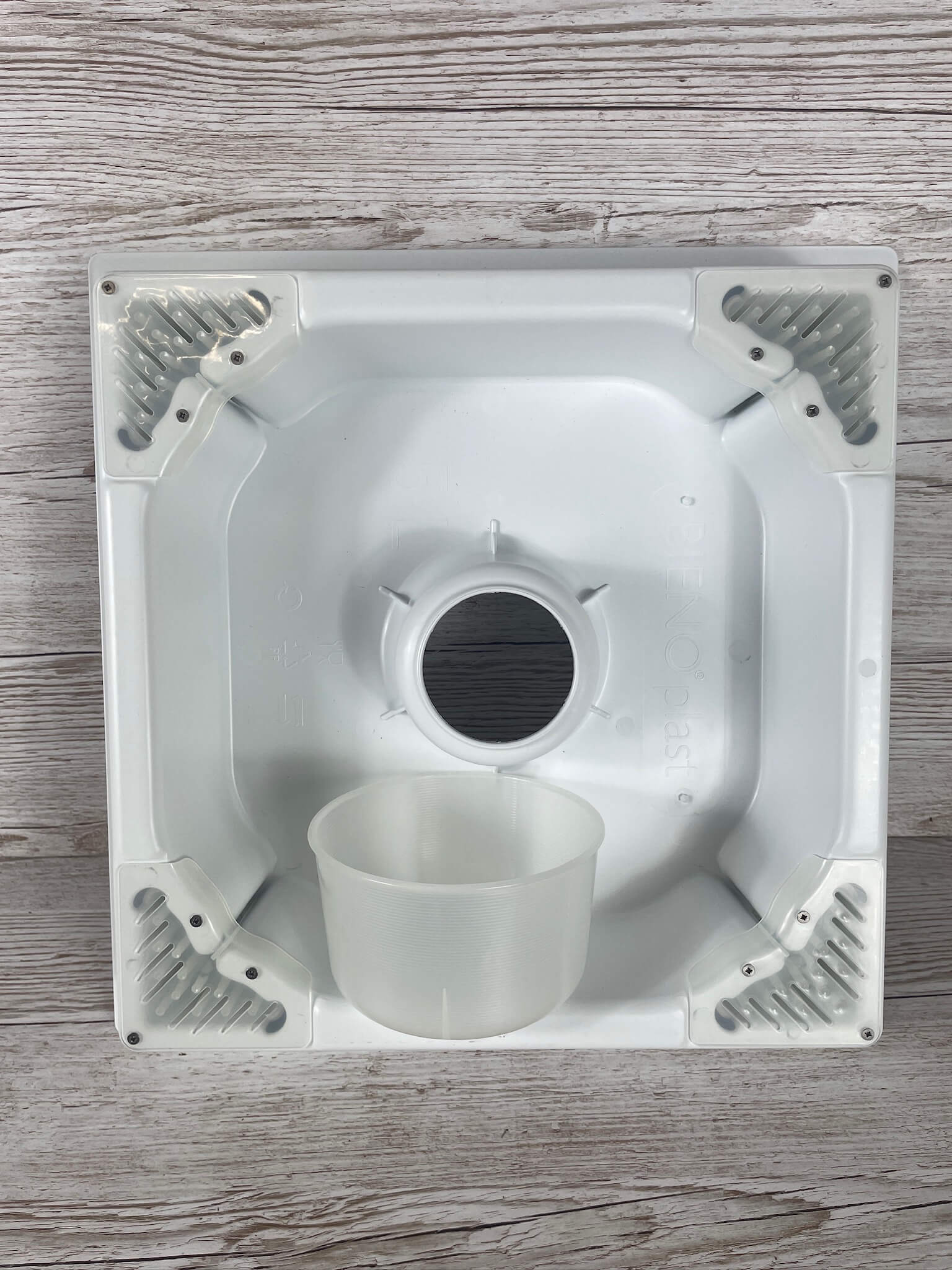 Passgenauer 5L Bieno Plast Futtertrog eingesetzt in eine Segeberger Beutenkomponente von Imkereibedarf Altools