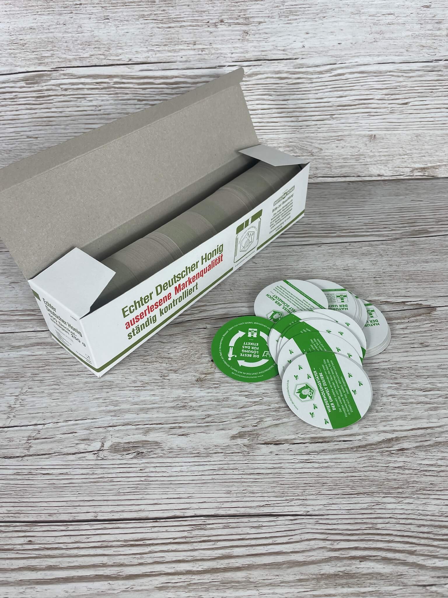 Präzise gestanzte DIB Deckeleinlagen im 600er Pack im Detail bei Imkereibedarf Altools