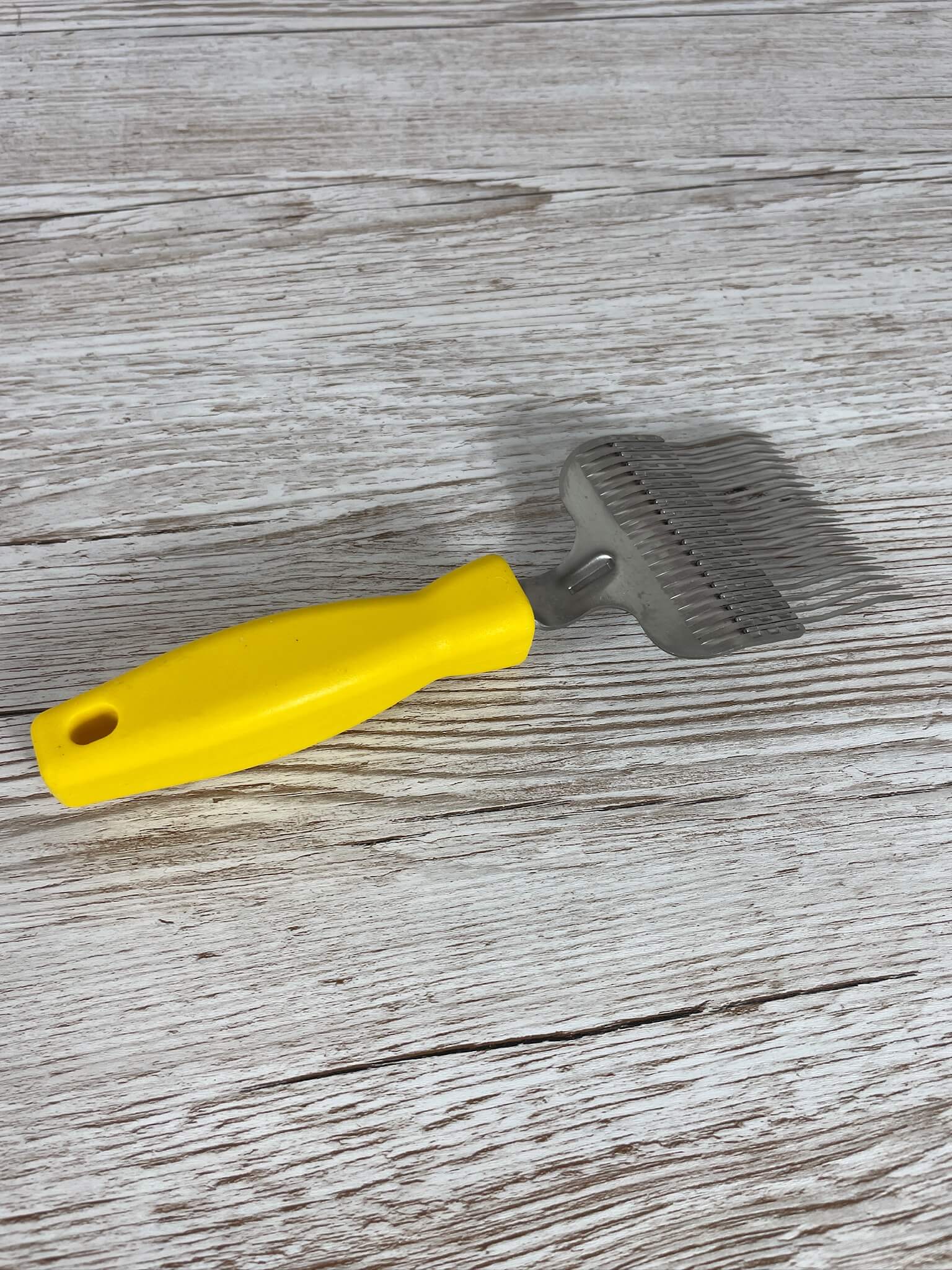 Sauberes Öffnen der Honigwaben mit der Entdecklungsgabel Ideal von Imkereibedarf Altools