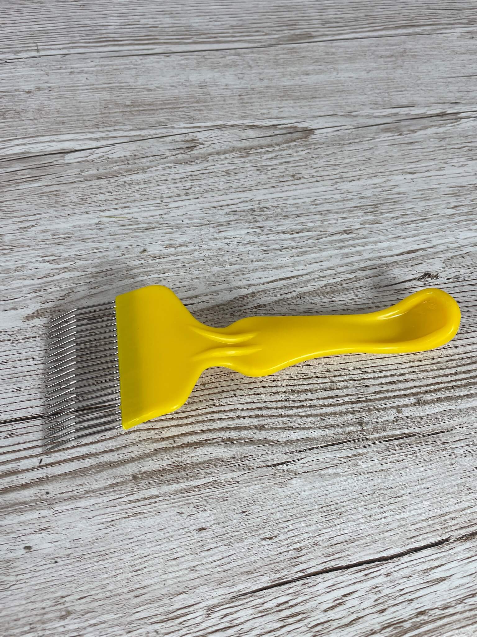 Honigwabe ergonomisch öffnen mit einer gebogenen Entdecklungsgabel von Imkereibedarf Altools