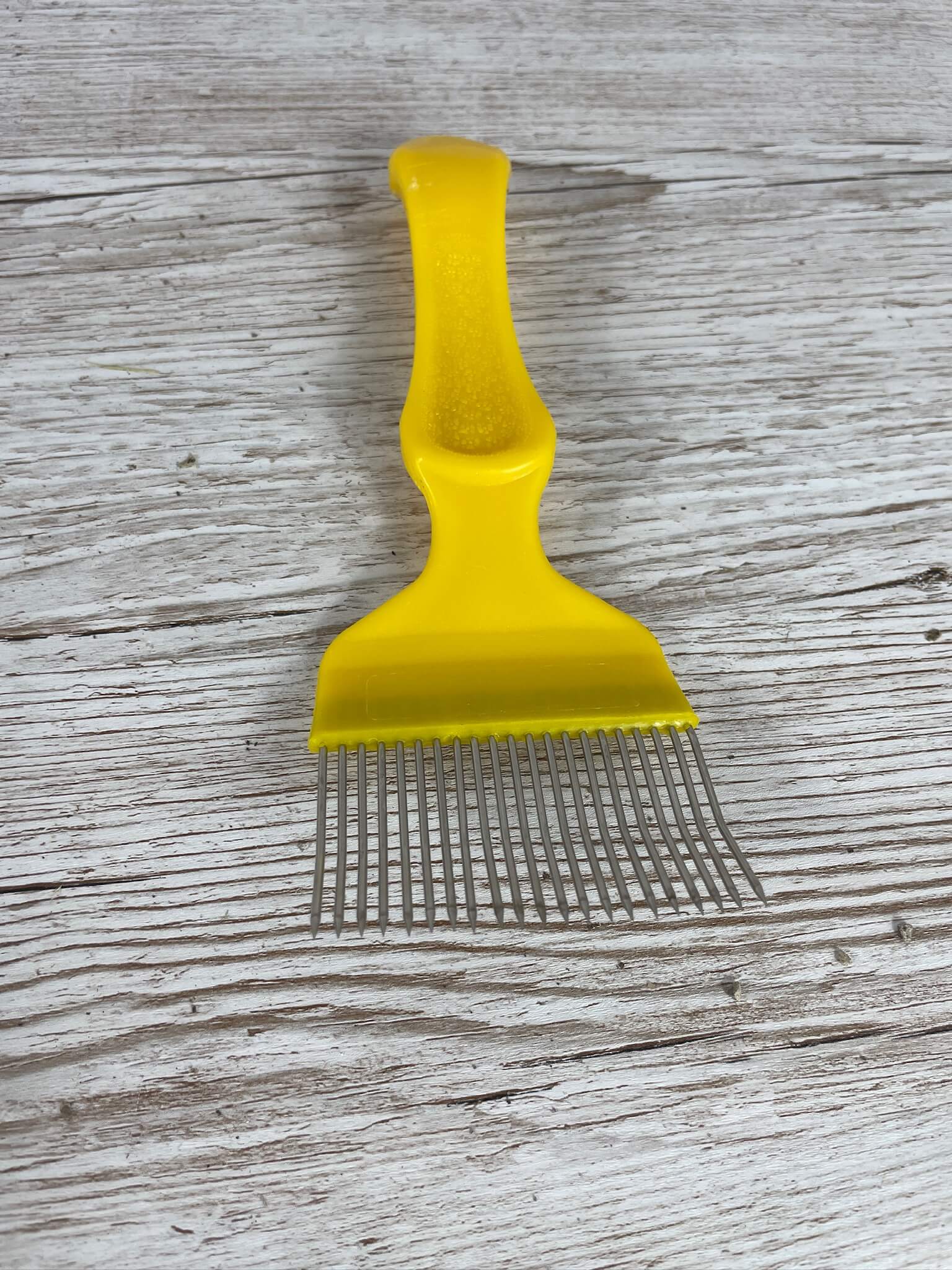 Leicht Gebogene Edelstahl Nadeln der Imker Entdecklunggabel im Detail bei Imkereibedarf Altools