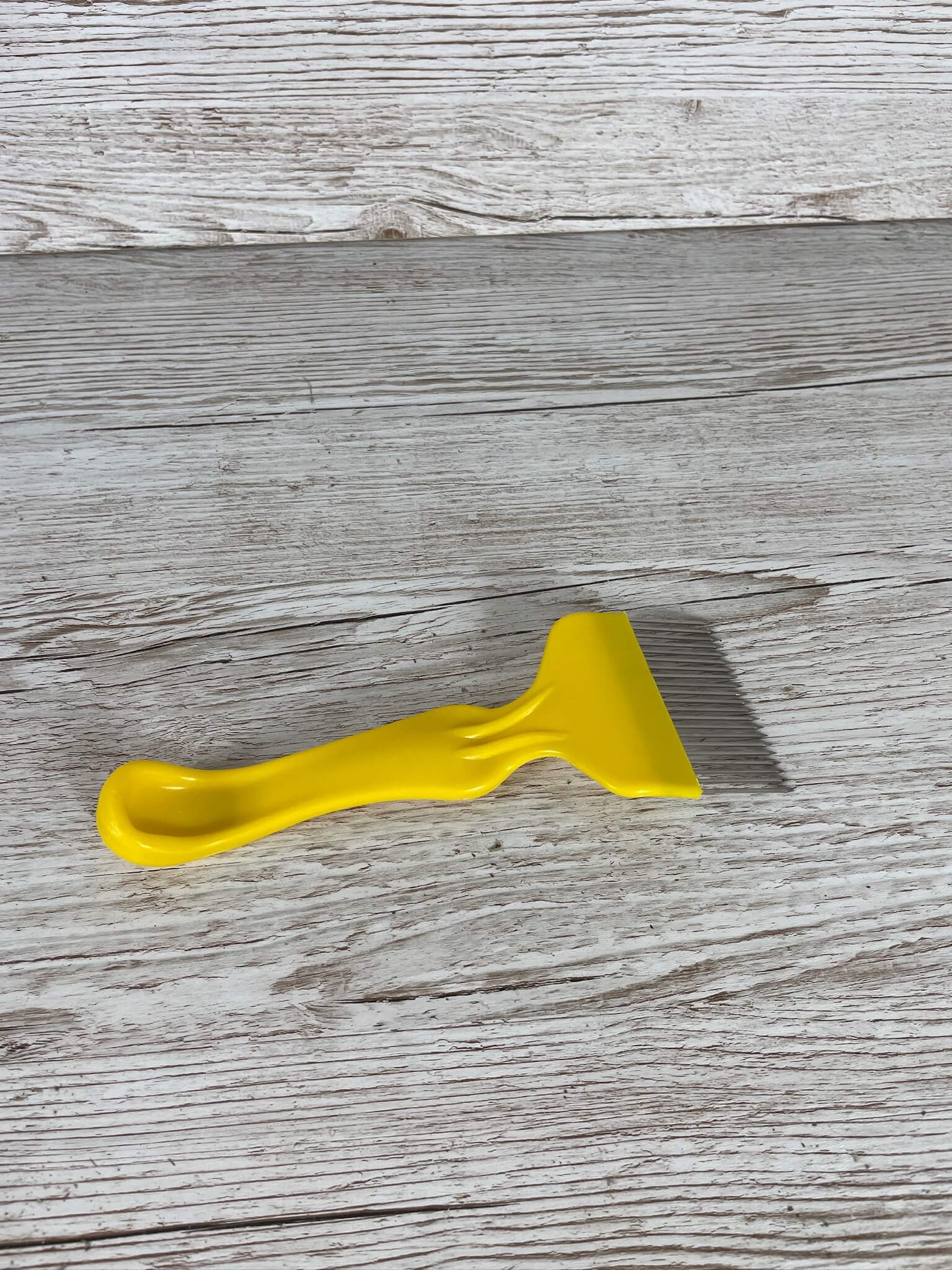 Honigwabe richtig entdeckeln mit einer geraden Entdecklungsgabel von Imkereibedarf Altools