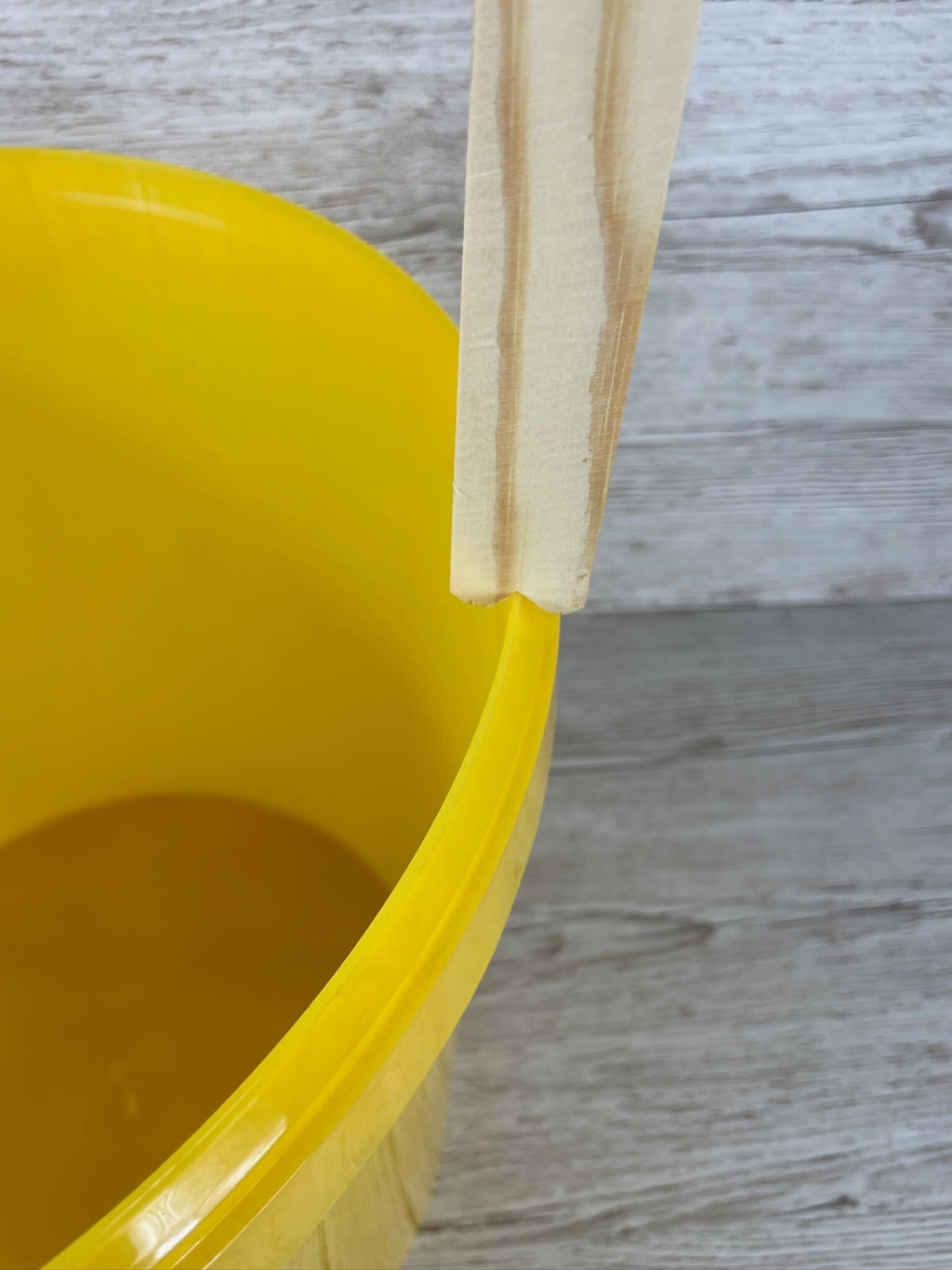 Detailansicht des ApiNord Dreibein Stativ beim Einsatz über einem Kübel von Imkereibedarf Altools.