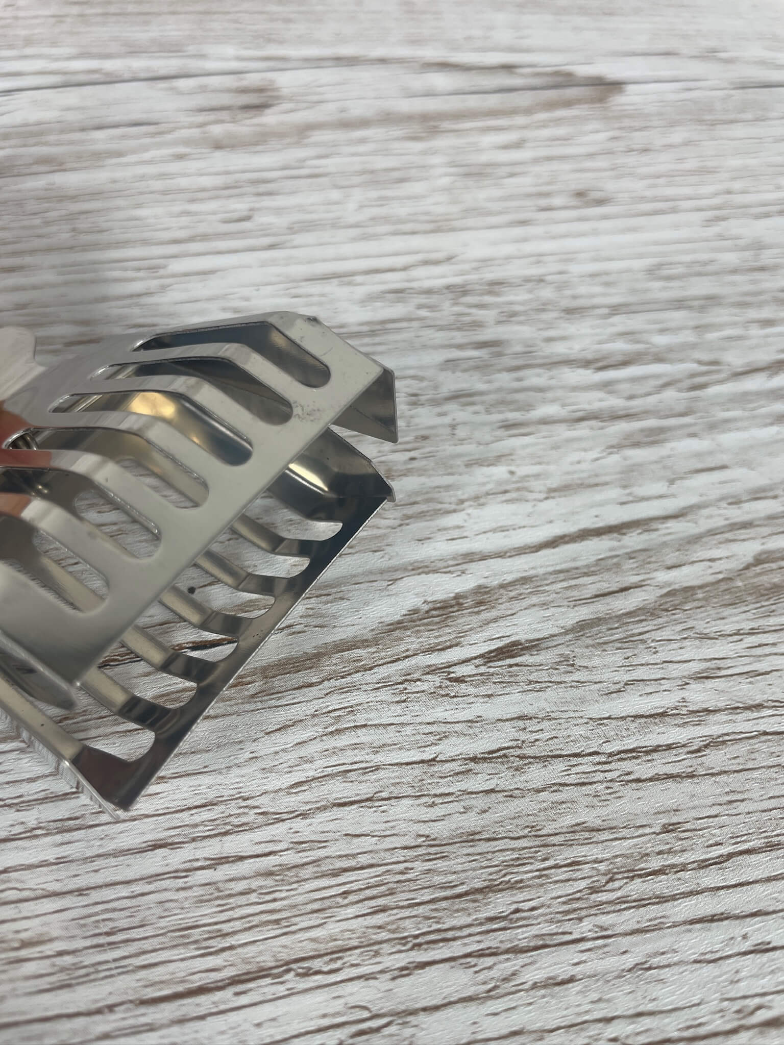 Detailansicht des geöffneten Metall-Abfangclips mit Sicht auf die abgerundeten Greifkanten.