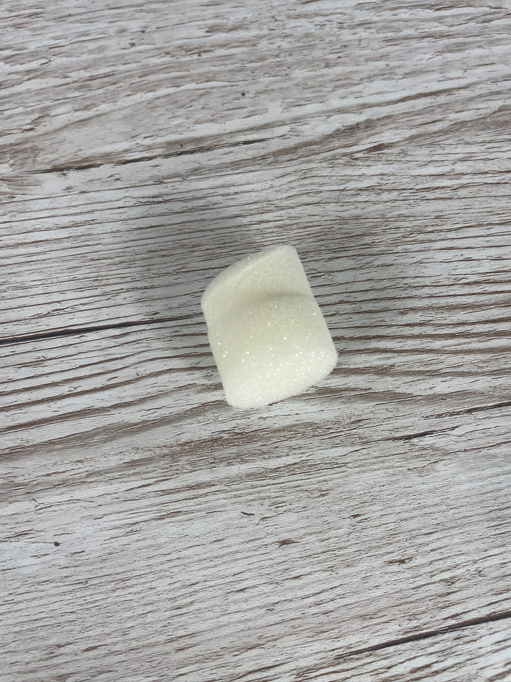 Ein einzelner, weicher Schaumstoffblock zum sicheren Verschließen der Abfangpfeife für Bienenköniginnen.