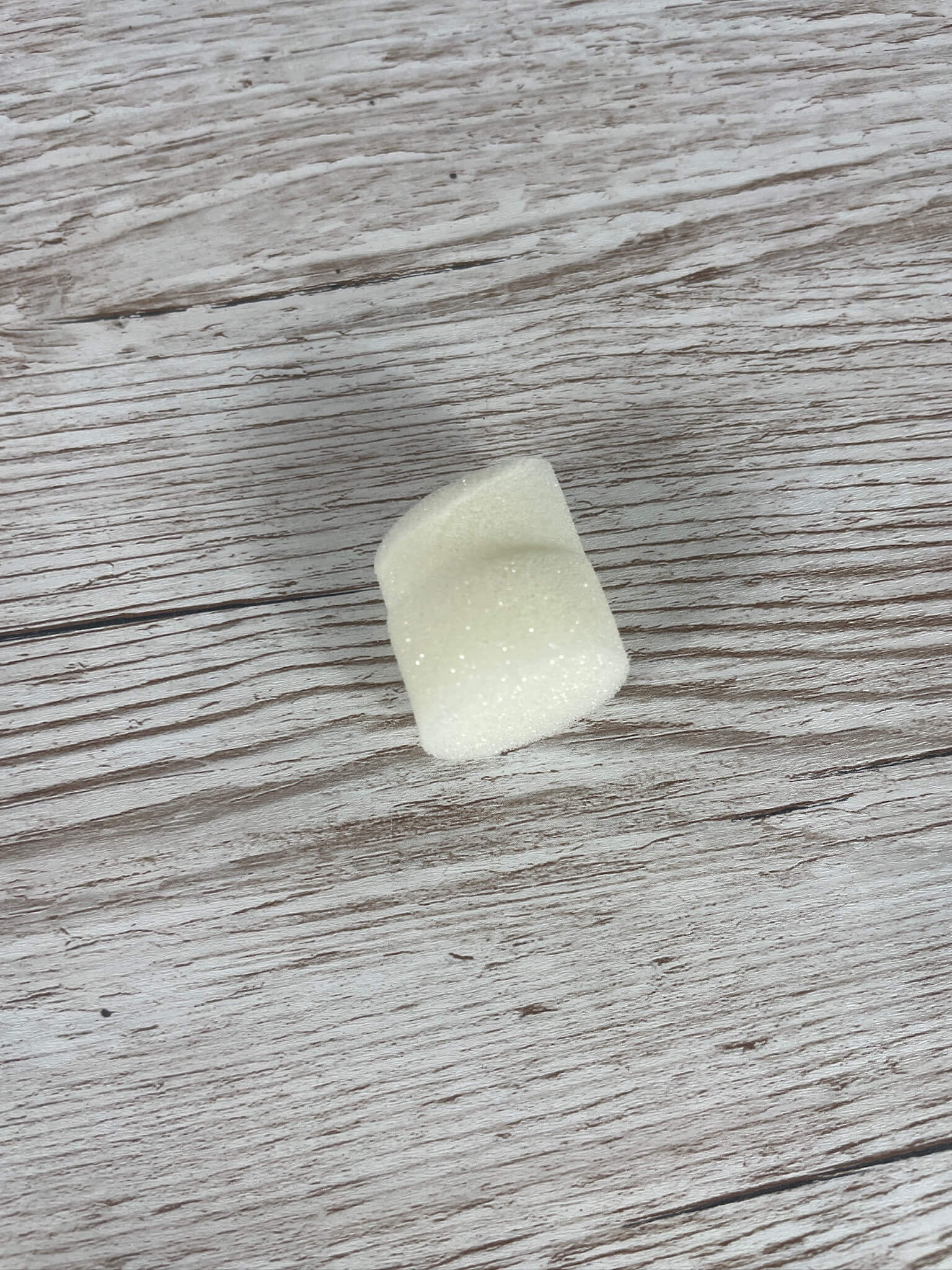 Ein einzelner, weicher Schaumstoffblock zum sicheren Verschließen der Abfangpfeife für Bienenköniginnen.