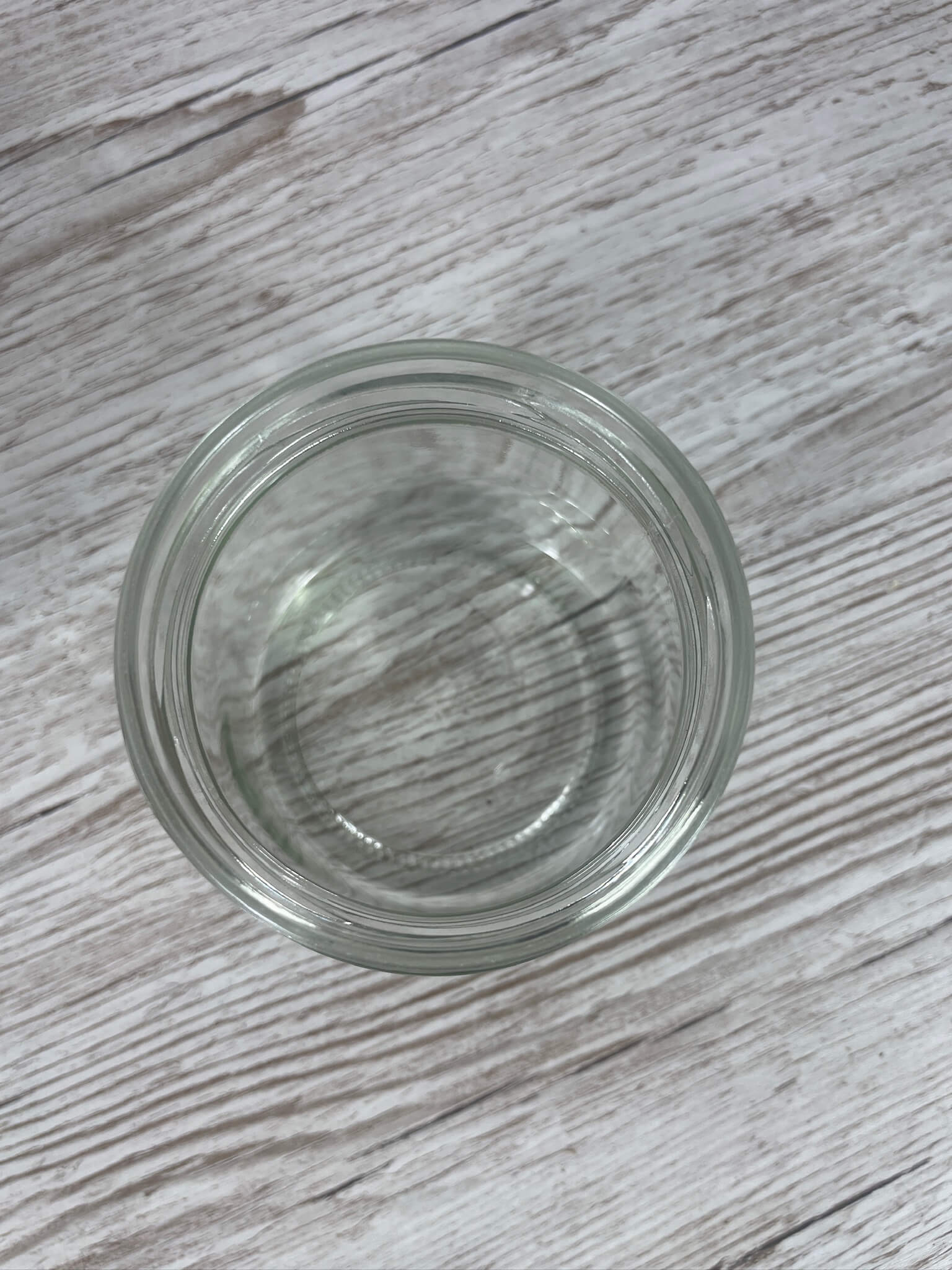 Direkte Draufsicht in ein leeres Deep Rundglas 415 ml mit Sicht auf den Glasboden
