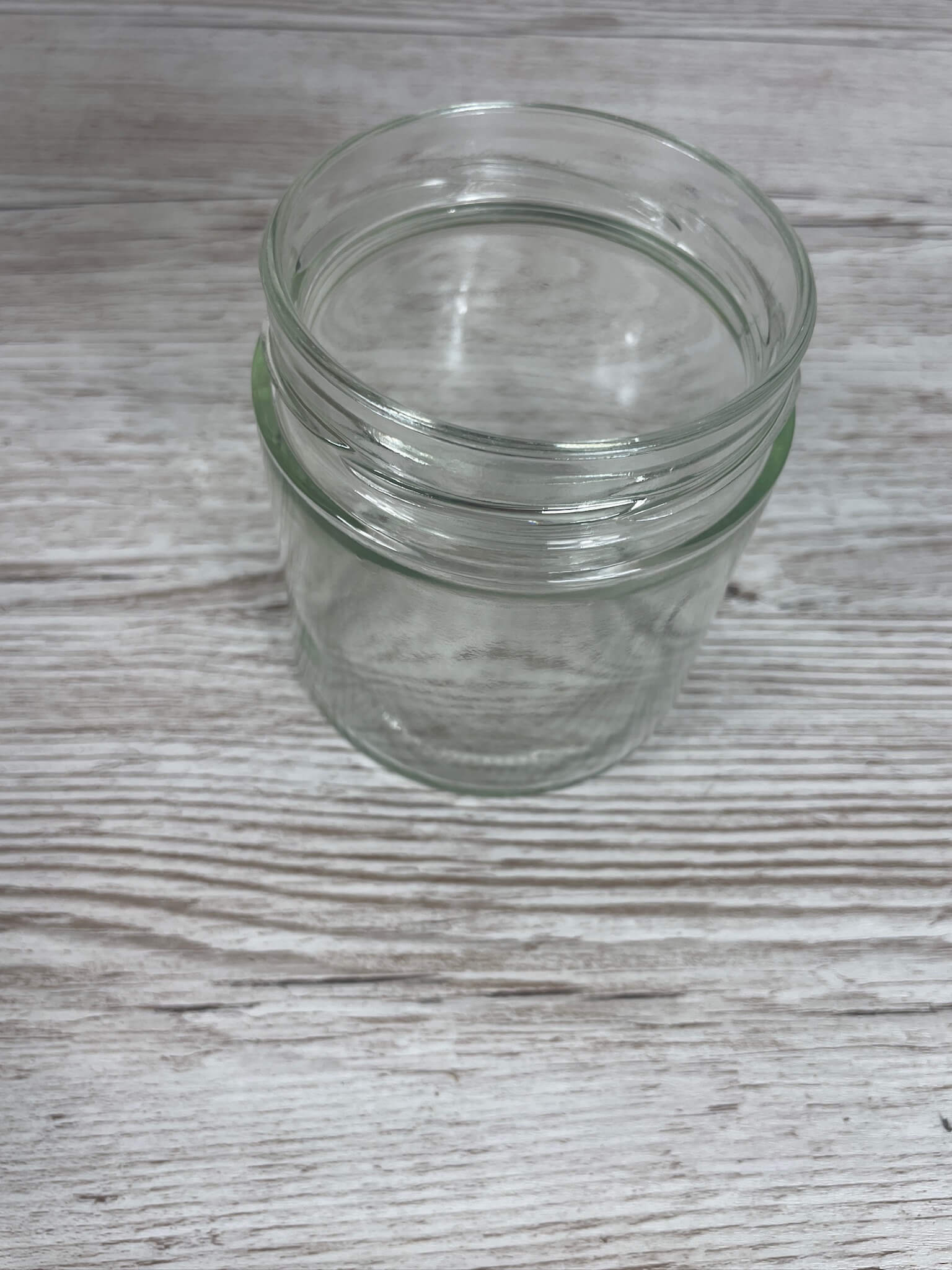 Klares, leeres Deep Rundglas 415 ml ohne Deckel mit Blick auf die weite Mündung