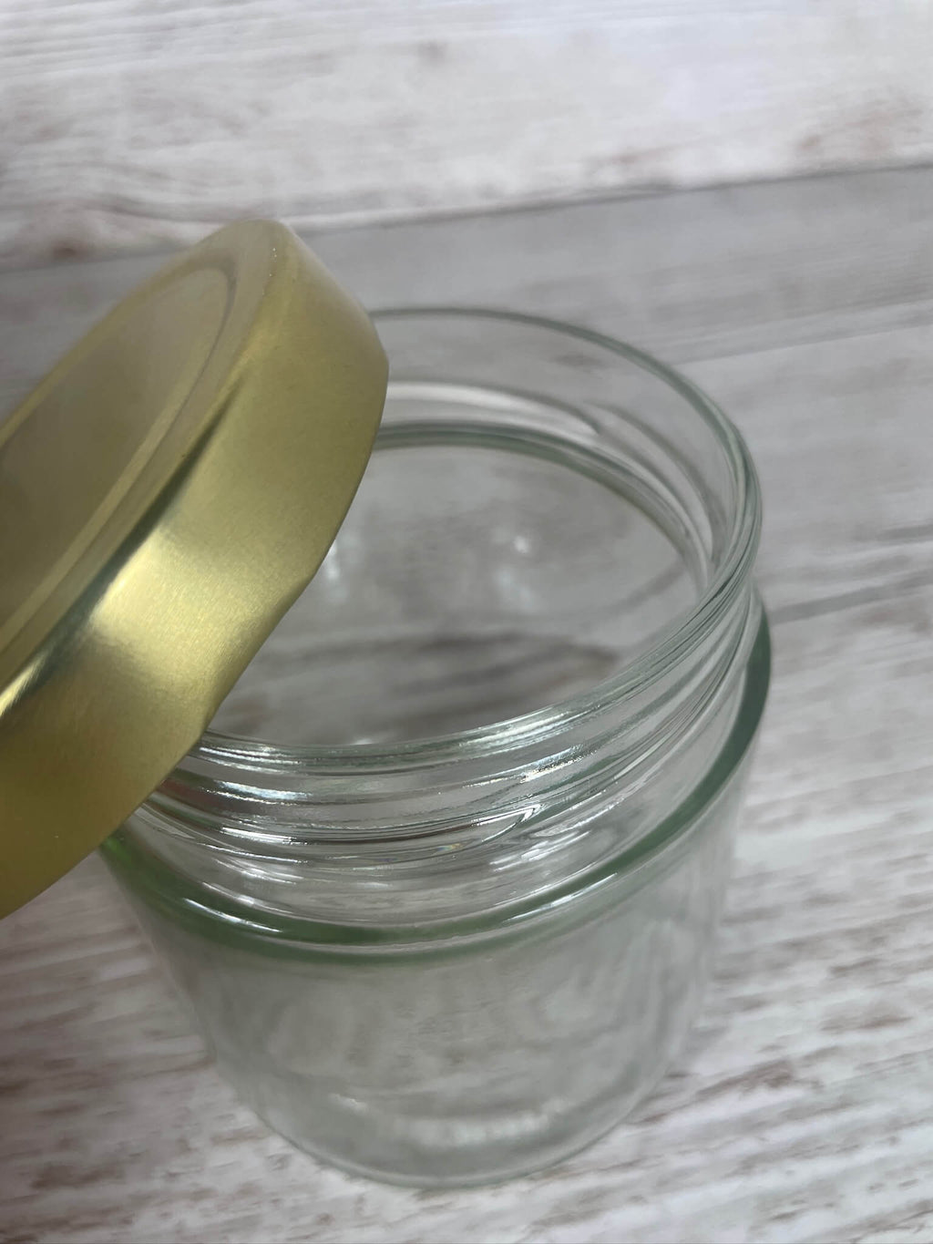 Leeres Deep Rundglas 415 ml für Honig mit schräg aufgelegtem goldenem Deep-Schraubdeckel