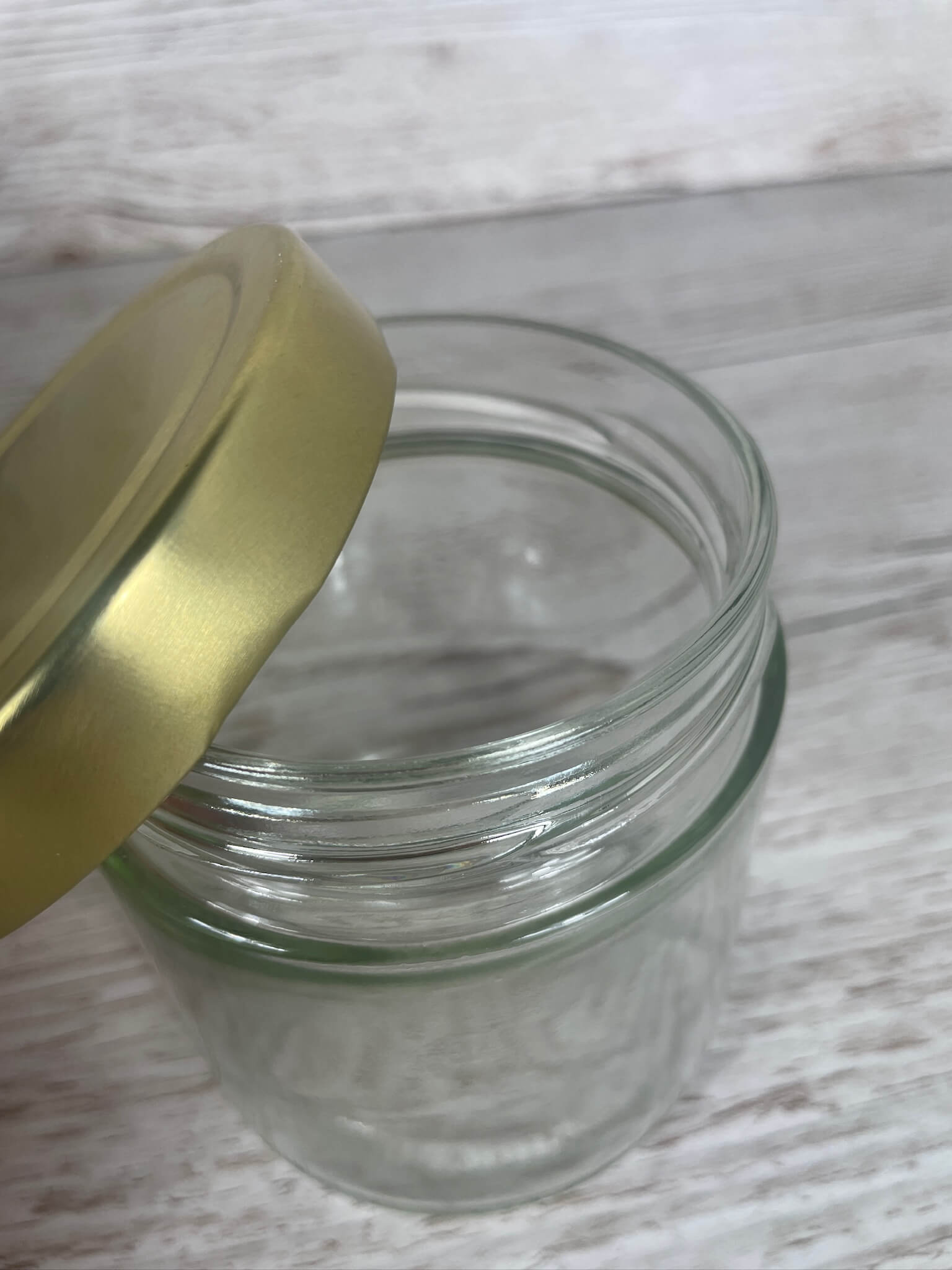 Leeres Deep Rundglas 415 ml für Honig mit schräg aufgelegtem goldenem Deep-Schraubdeckel