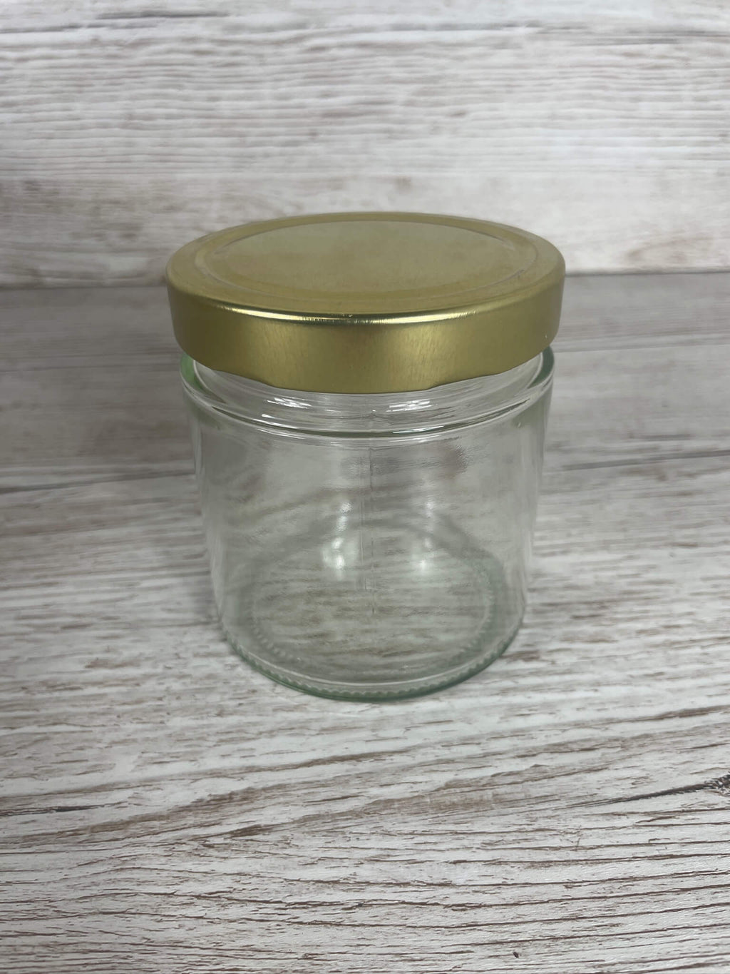 Frontalansicht des leeren 415 ml Deep Rundglases mit geschlossenem goldenem Deep-Deckel – ideal zum Etikettieren