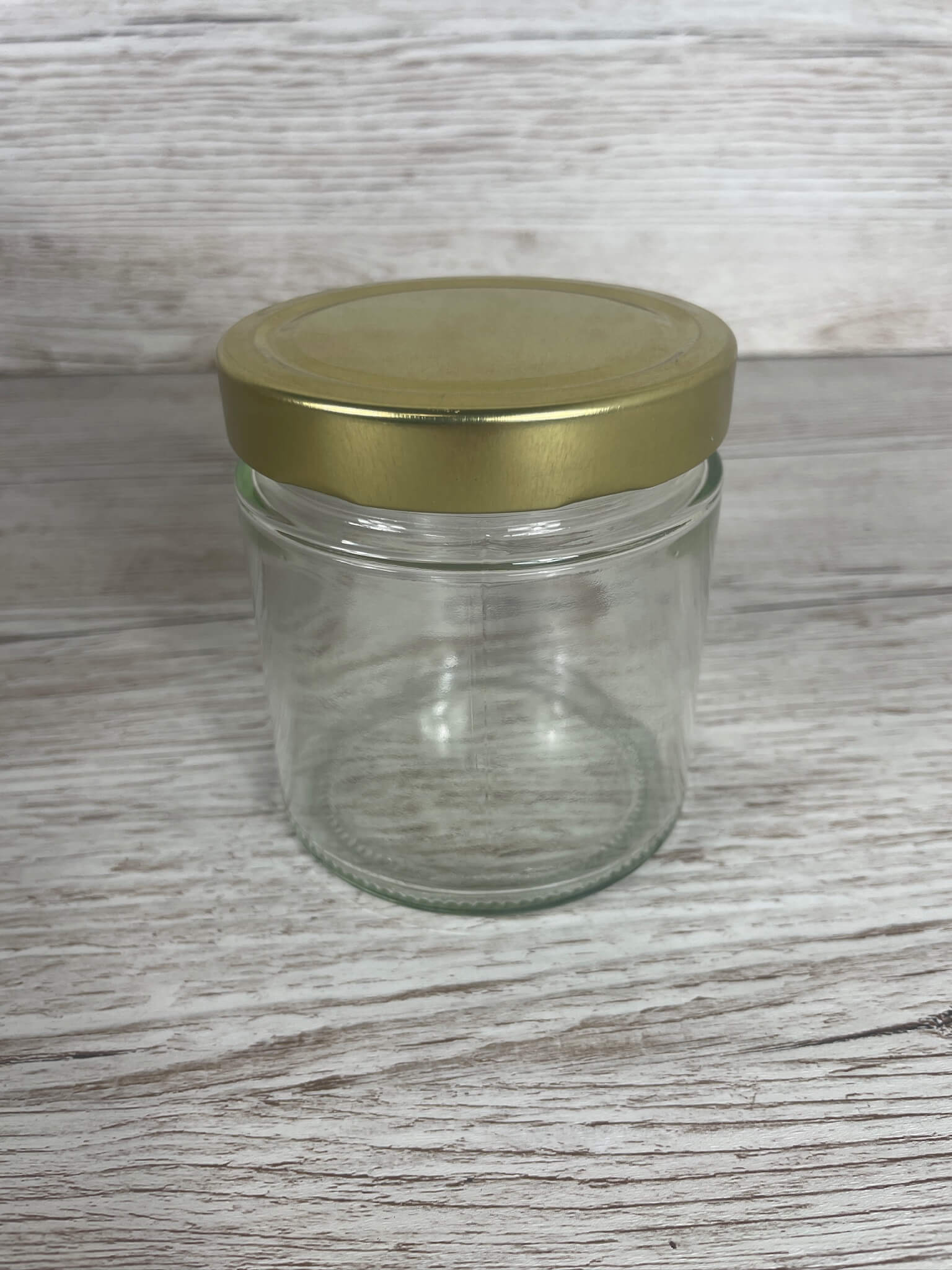 Frontalansicht des leeren 415 ml Deep Rundglases mit geschlossenem goldenem Deep-Deckel – ideal zum Etikettieren