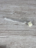 Das komplette Imgut Abfangglas IDEAL flach liegend mit eingesetztem Schaumstoffstopfen und Endhütchen.