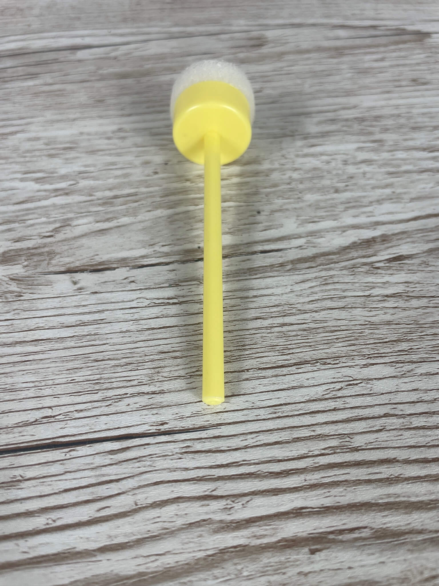 Der gelbe Führungsstab mit dem weichen, runden Schaumstoffstempel des Imgut Königinnen-Zeichenrohrs.