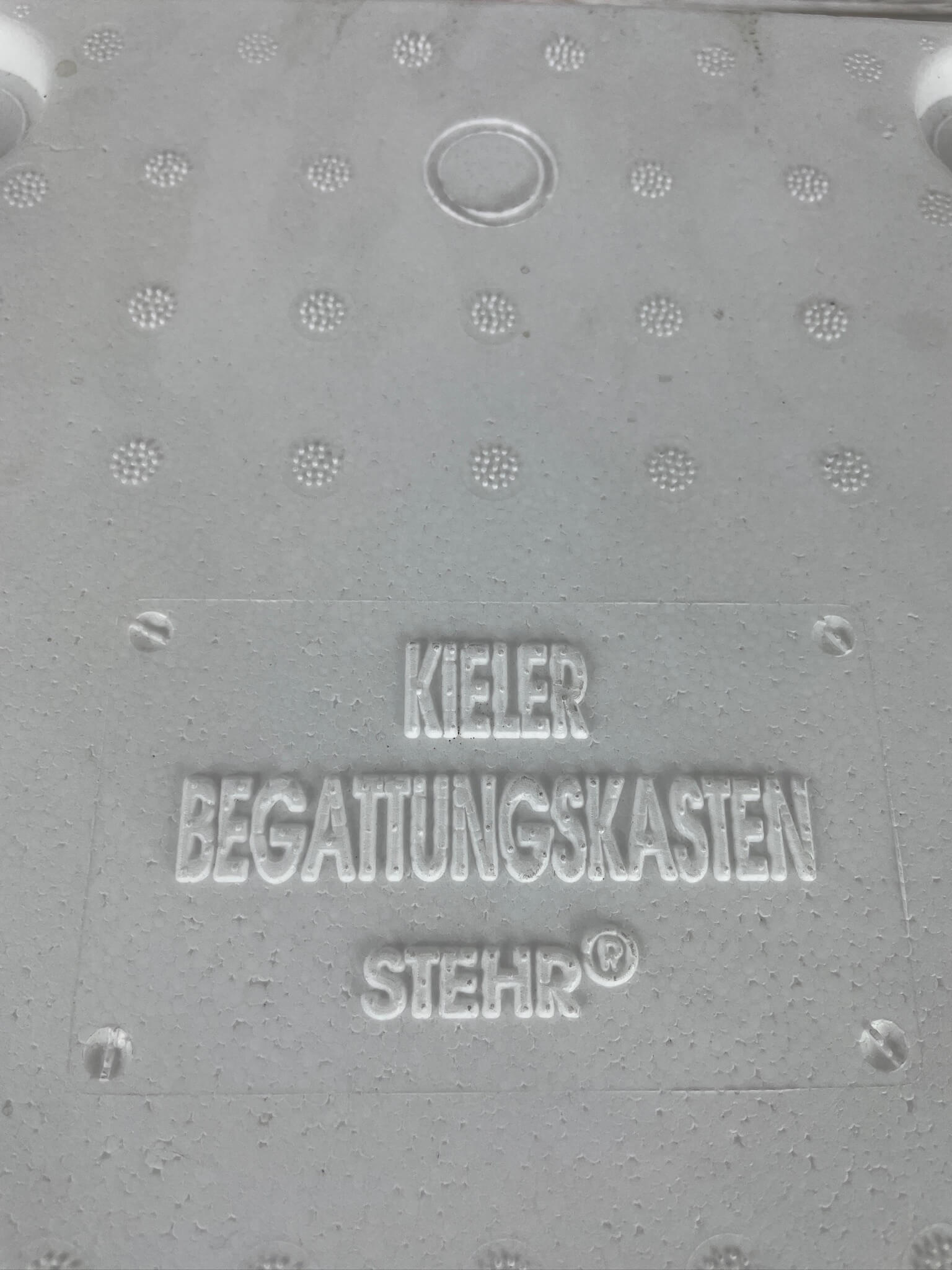 Detailaufnahme des Styropor-Deckels mit der eingeprägten Schriftbezeichnung Kieler Begattungskasten Stehr.