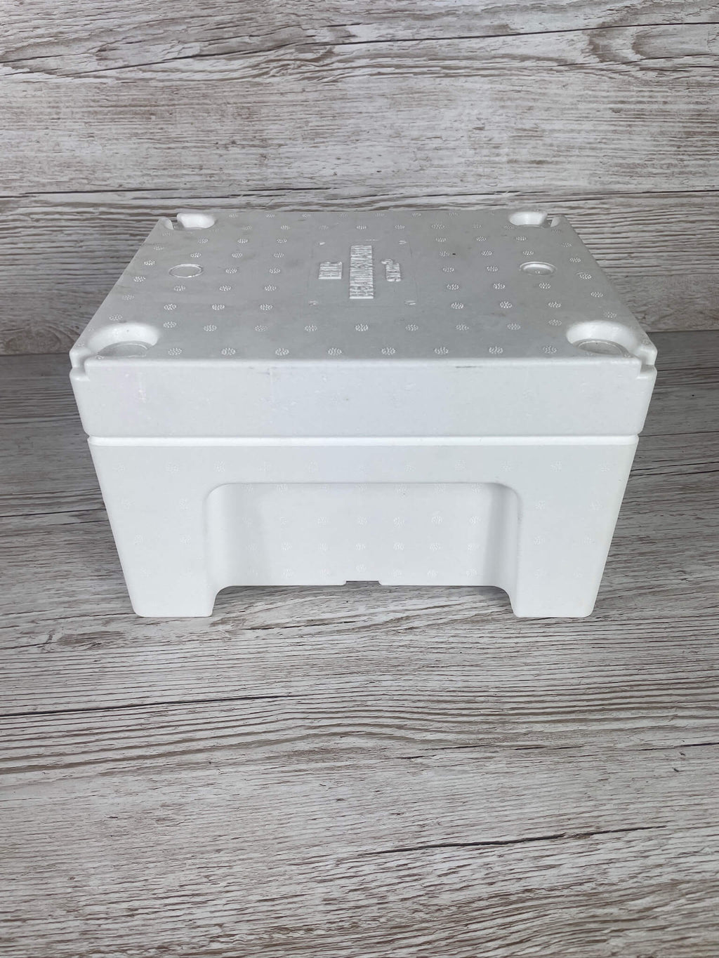 Seitenansicht des geschlossenen Begattungskastens aus hochverdichtetem, isolierendem EPS-Styropor.