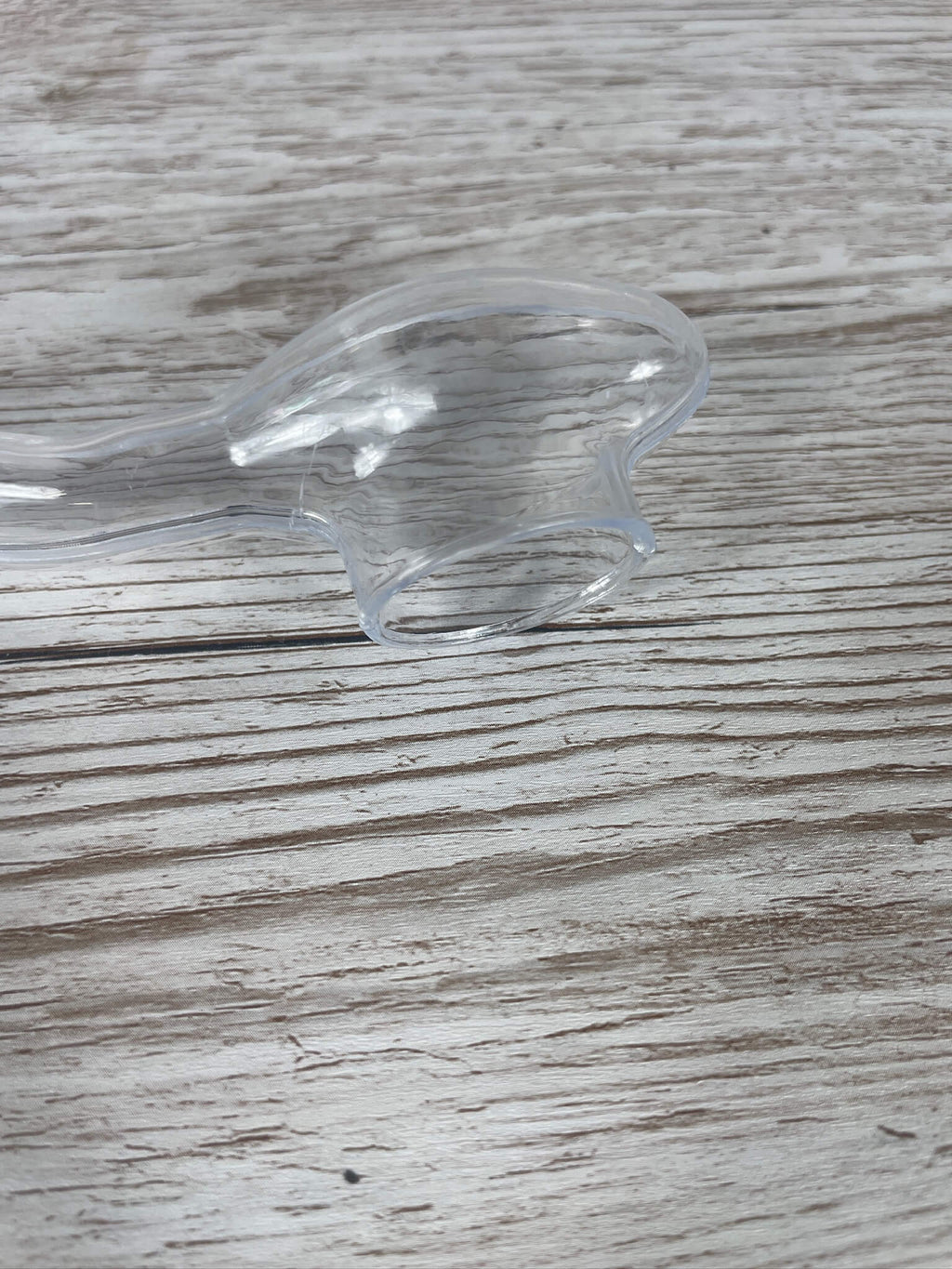 Die glatte, abgerundete Kunststofföffnung des Abfangglases IDEAL zum verletzungsfreien Aufsetzen über der Königin.