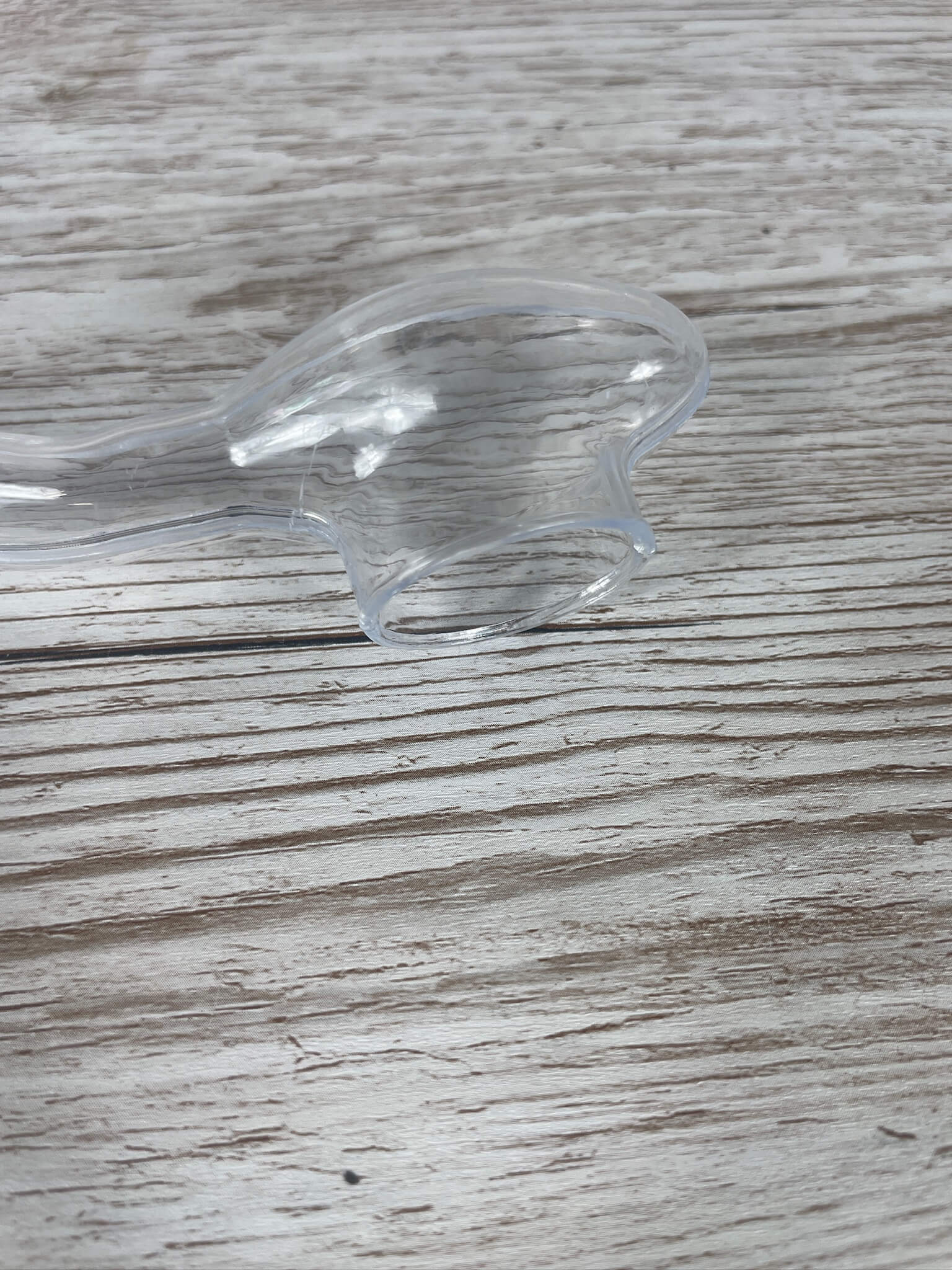 Die glatte, abgerundete Kunststofföffnung des Abfangglases IDEAL zum verletzungsfreien Aufsetzen über der Königin.