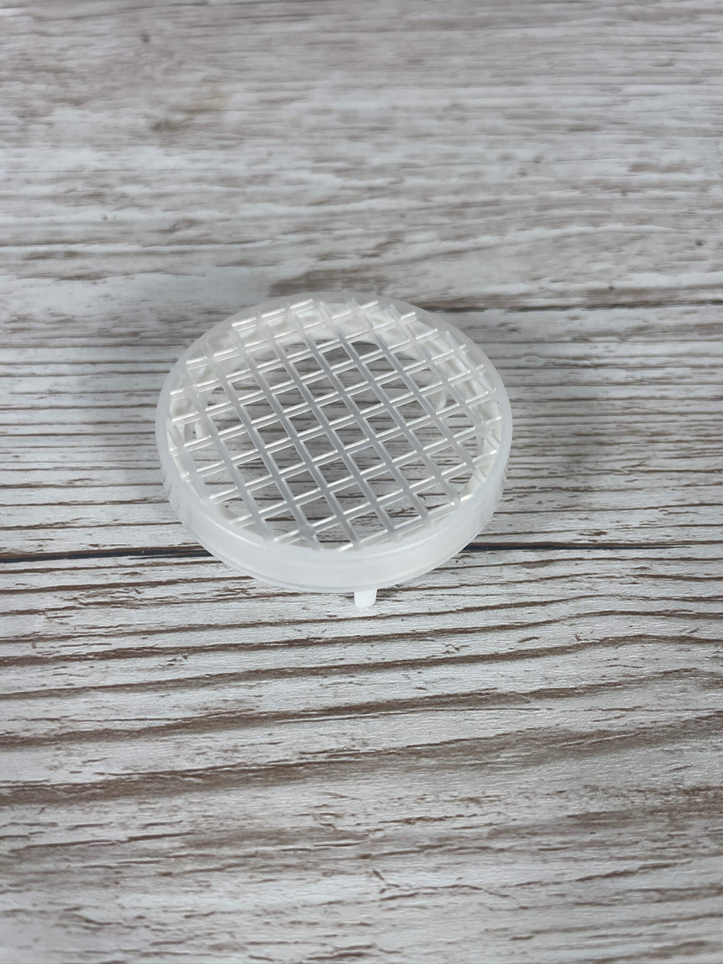 Draufsicht auf das elastische Kunststoff-Zeichennetz zum direkten Markieren der Bienenkönigin auf der Wabe.