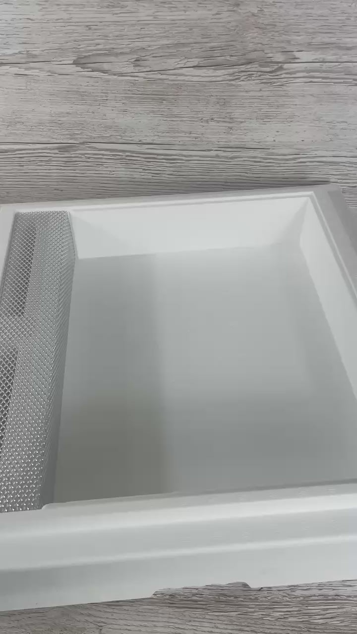 Video-Ansicht der Segeberger Futterzarge Classic aus Styropor von Imkereibedarf Altools, die den Mittelaufstieg und das Aufsetzen des schützenden Kunststoff-Abdeckwinkels zur ertrinkungsfreien Bienenfütterung zeigt.