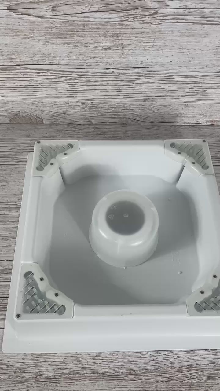 Produktvideo des Bieno®Plast Segeberger Futtertrogs mit 5 Litern Fassungsvermögen bei Imkereibedarf Altools. Das Video zeigt das leichte Einsetzen des Kunststofftrogs in eine Segeberger Beute und demonstriert das sichere Befüllen.