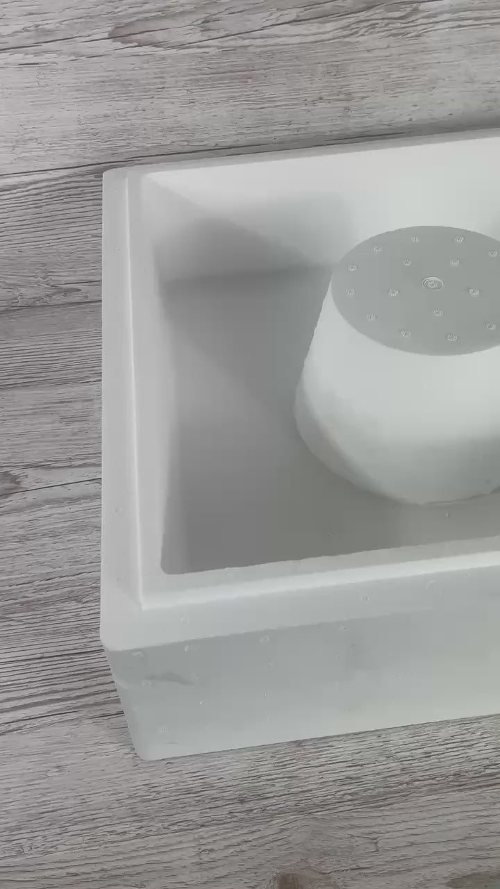 Produktvideo der Segeberger Futterzarge mit Mitteldom von Imkereibedarf Altools. Die Kamera zeigt die robuste Styropor-Zarge und fokussiert den transparenten Kunststoff-Dom für die ertrinkungsfreie Bienenfütterung und stichfreie Sichtkontrolle.