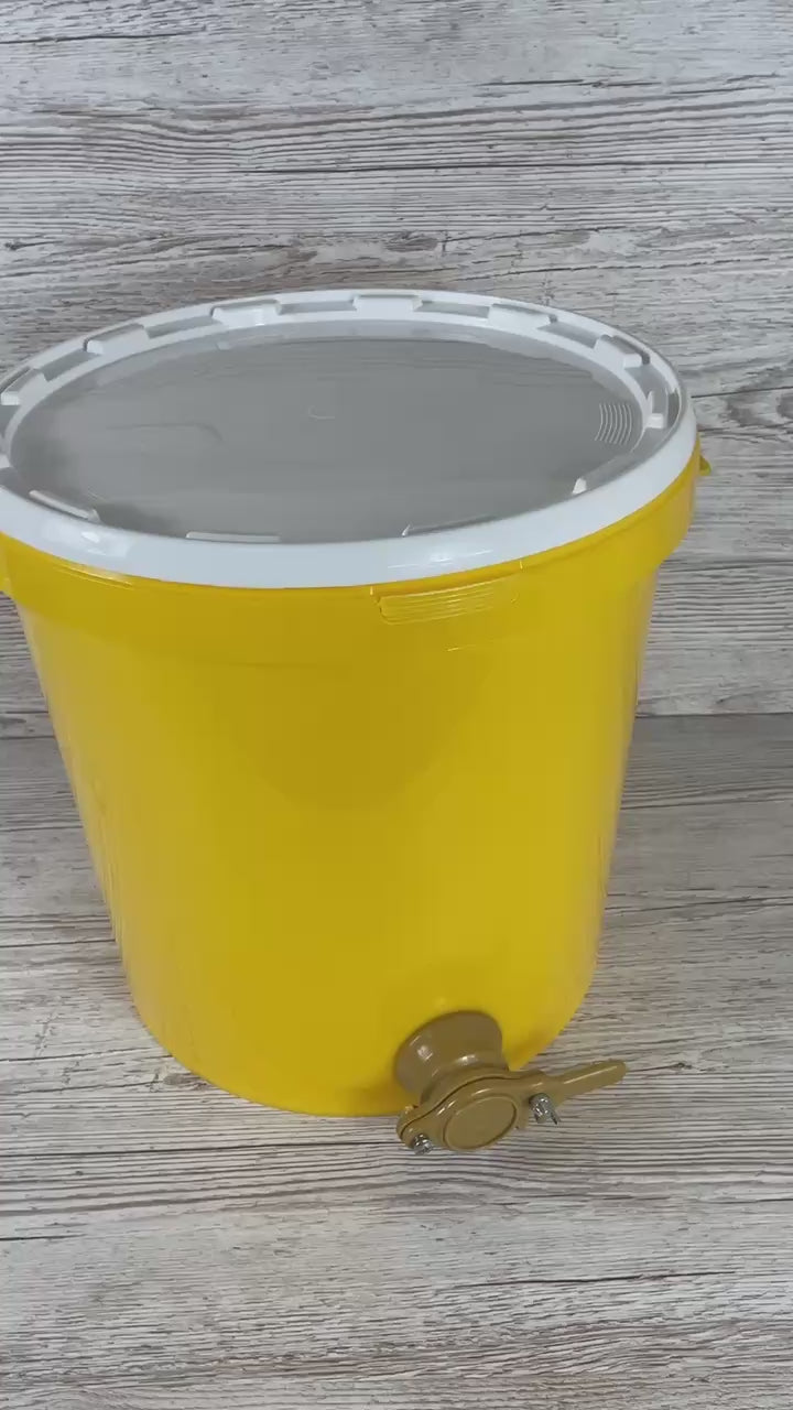 Produktvideo des 40 kg Abfüll-Hobbocks für Honig von Imkereibedarf Altools. Die Kamera führt über den weißen, lebensmittelechten Kunststoffkübel, den dicht schließenden Deckel und fokussiert den bodennah verbauten Quetschhahn.