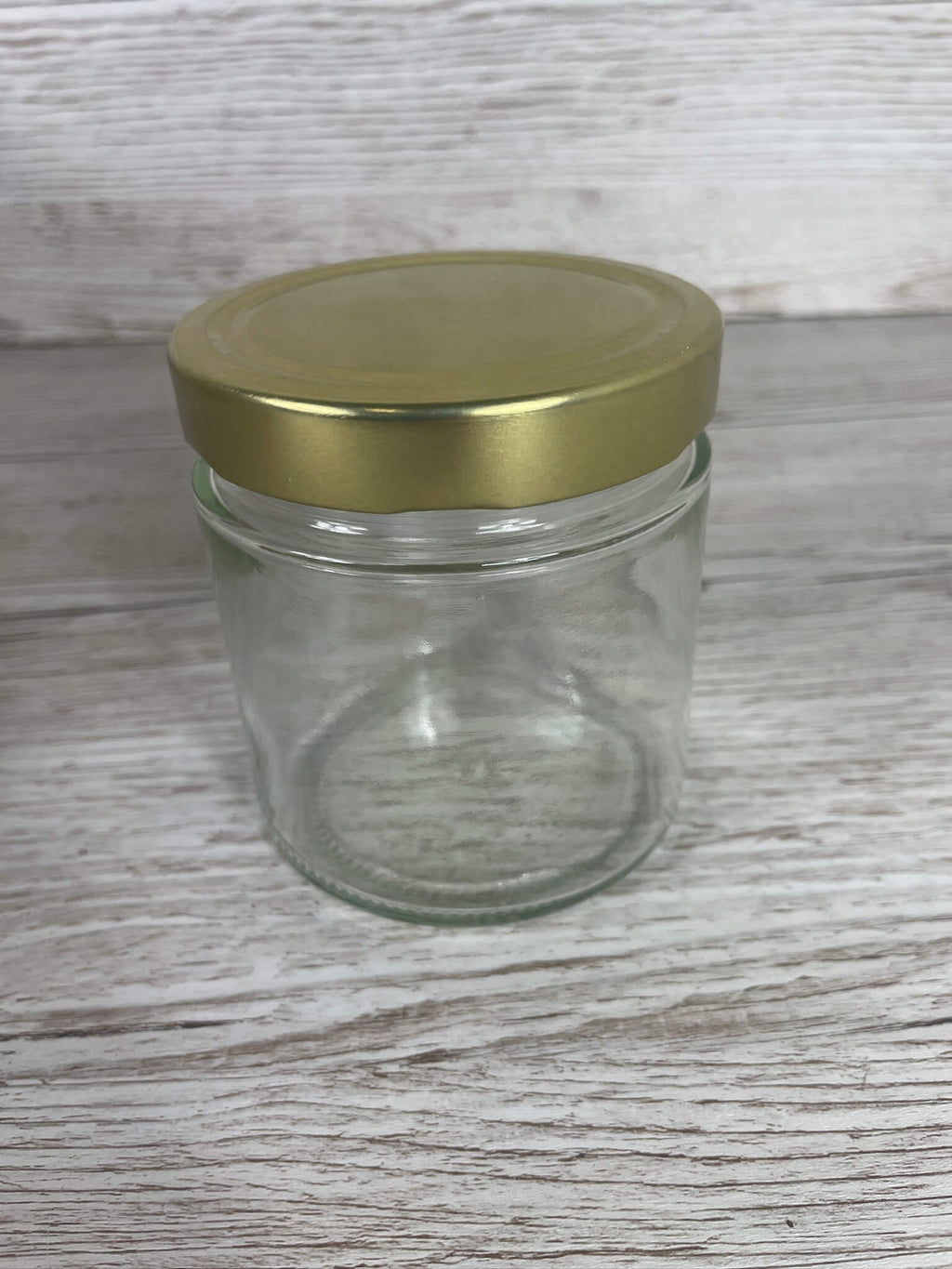 Geschlossenes 415 ml Deep Rundglas aus leichter Vogelperspektive mit goldenem Deckel