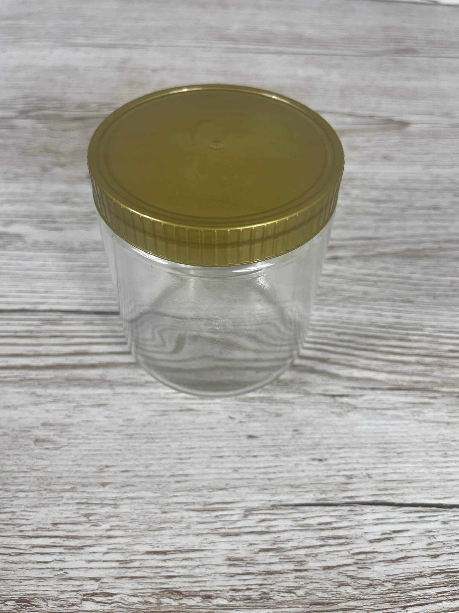 Geschlossenes 500g Neutralglas mit glatter Oberfläche und goldenem Twist-Off-Schraubverschluss
